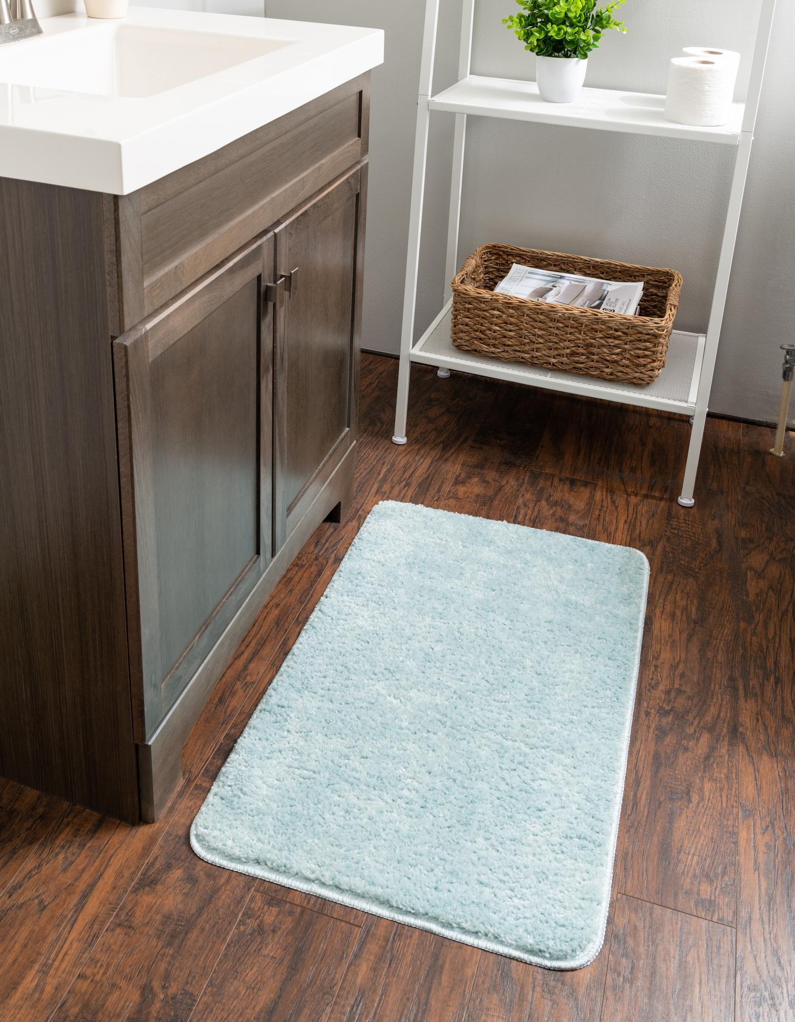 Rugs.com Bano Everyday Bath Mat Collection Rug – 1' 8 x 2' 7 Powder Blue Machine Washable Shag Bath Mat, Extra Soft and Absorbent, Non-Slip, Quick Dry, Perfect for Bathroom
