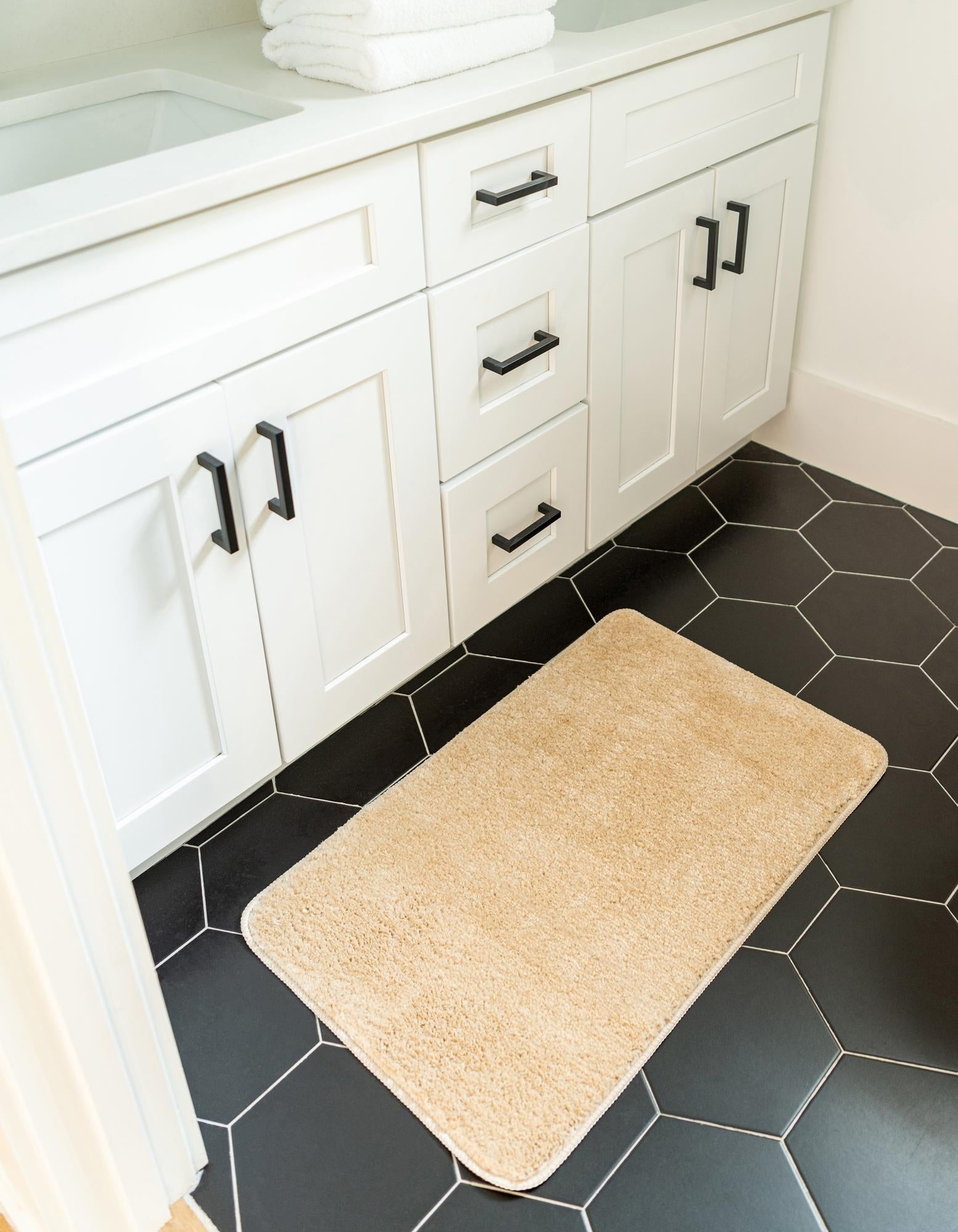 Rugs.com Bano Everyday Bath Mat Collection Rug – 1' 8 x 2' 7 Sandy Beige Machine Washable Shag Bath Mat, Extra Soft and Absorbent, Non-Slip, Quick Dry, Perfect for Bathroom