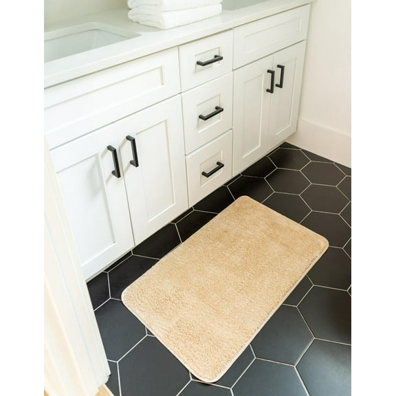 Rugs.com Bano Everyday Bath Mat Collection Rug – 1' 8 x 2' 7 Sandy Beige Machine Washable Shag Bath Mat, Extra Soft and Absorbent, Non-Slip, Quick Dry, Perfect for Bathroom