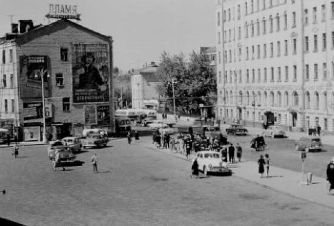 Russia Moscow street scene Canvas Art - (24 x 36)