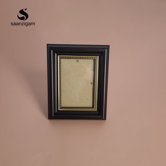 S SAANZIGAM Picture frames A deep brown wood-grain frame with a gold beaded lining creates a retro-luxury look.