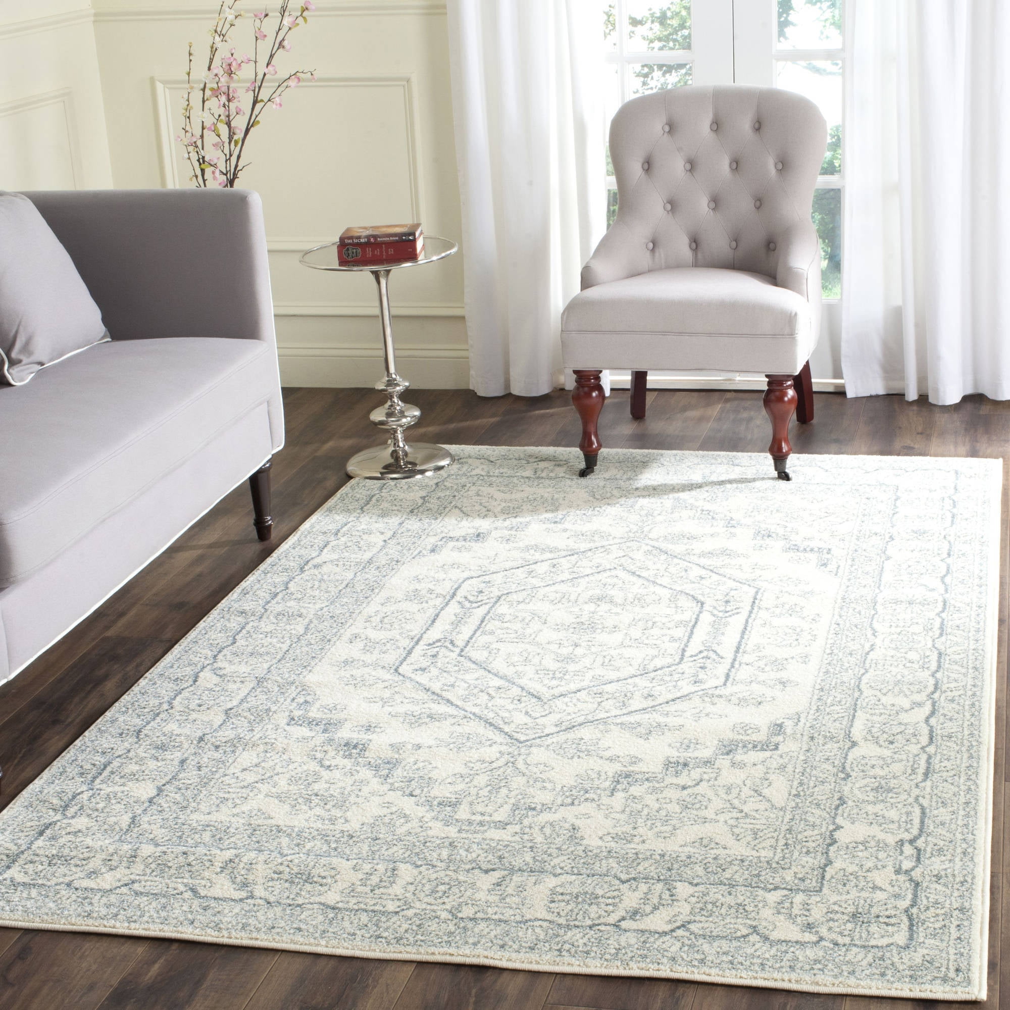 SAFAVIEH Adirondack Xavier Traditional Area Rug, Ivory/Slate, 4' x 6