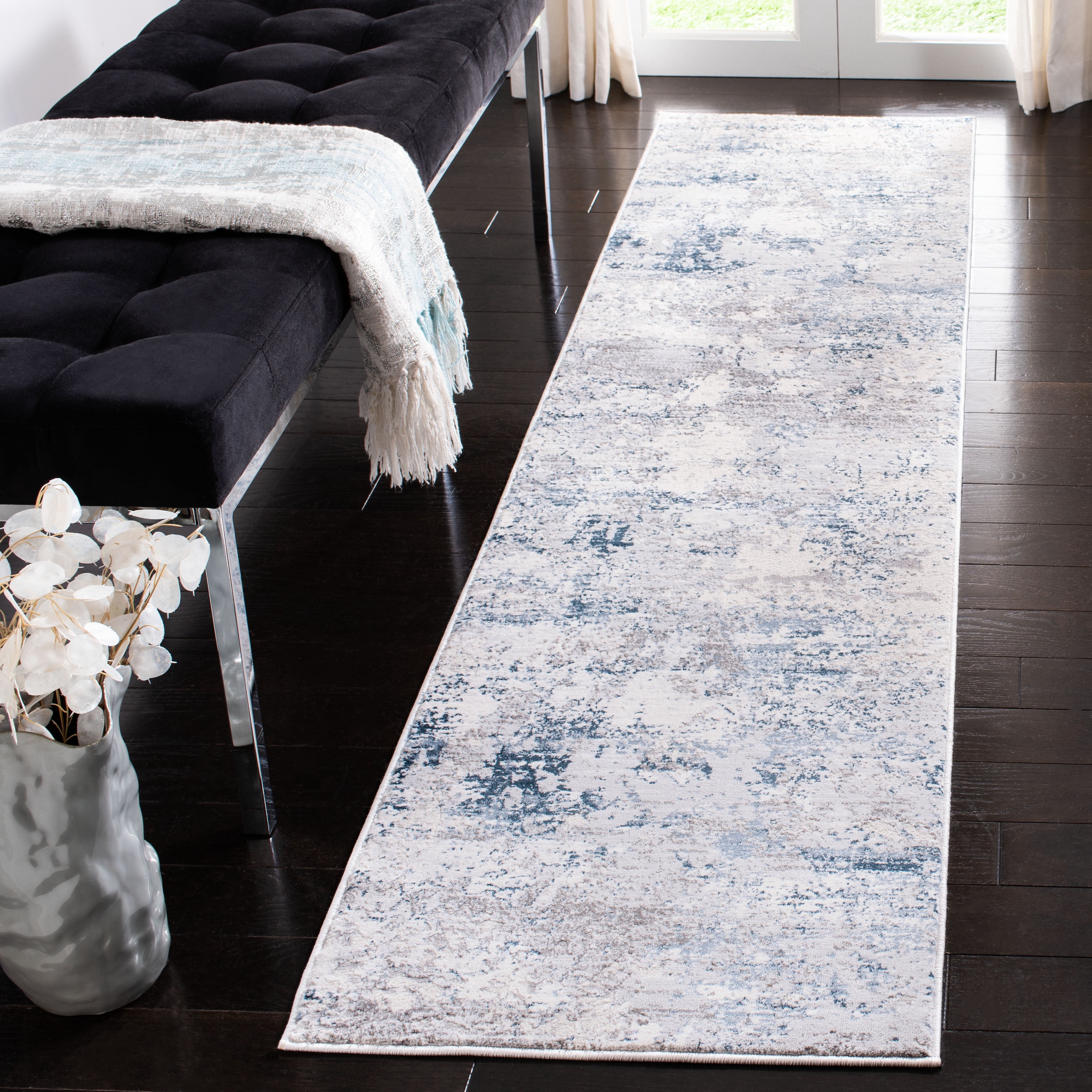 SAFAVIEH Amalfi Cian Distressed Runner Rug, Cream/Navy, 2' x 8'
