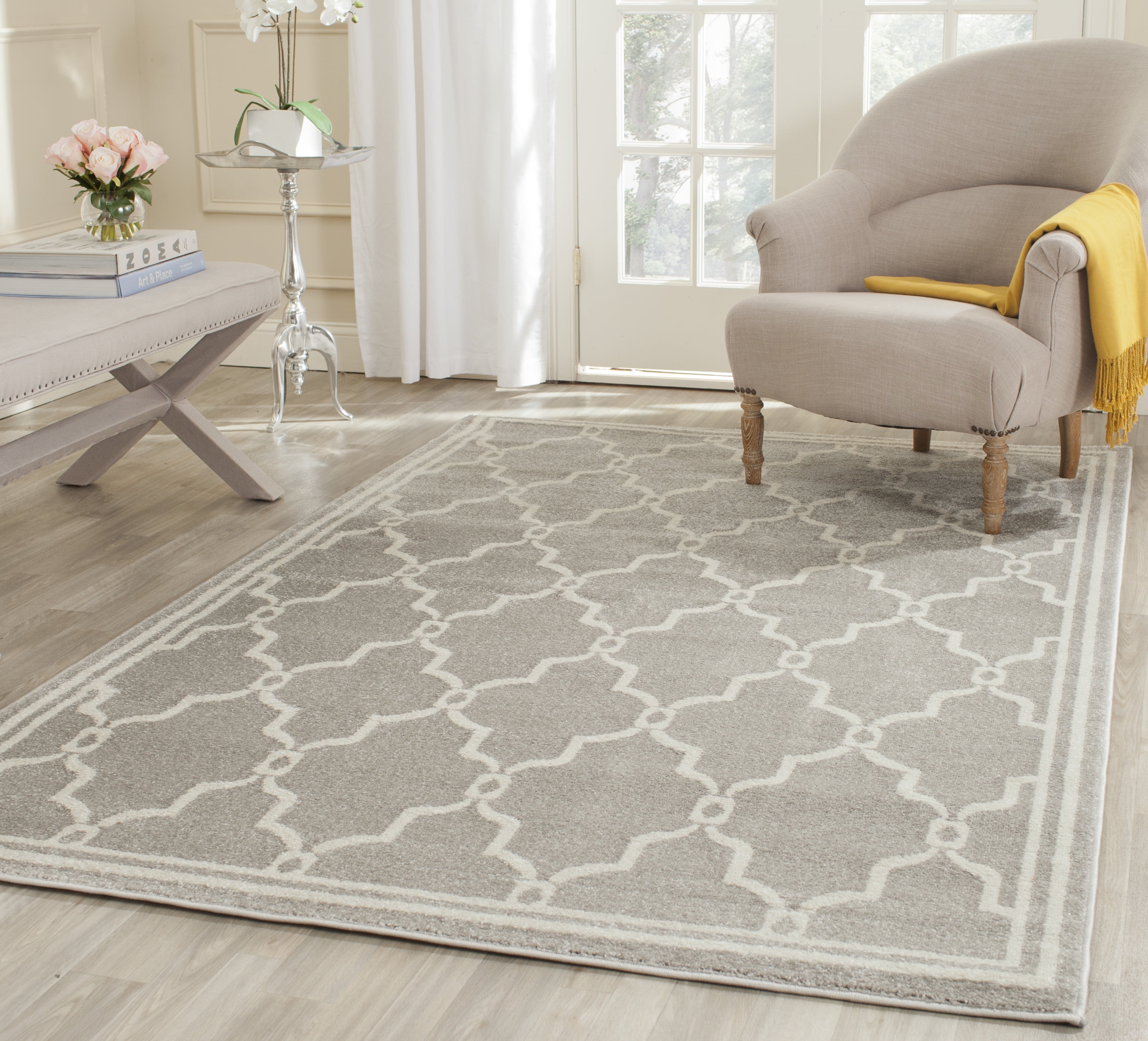 Round 36" Gray Geometric Synthetic Easy Care Rug