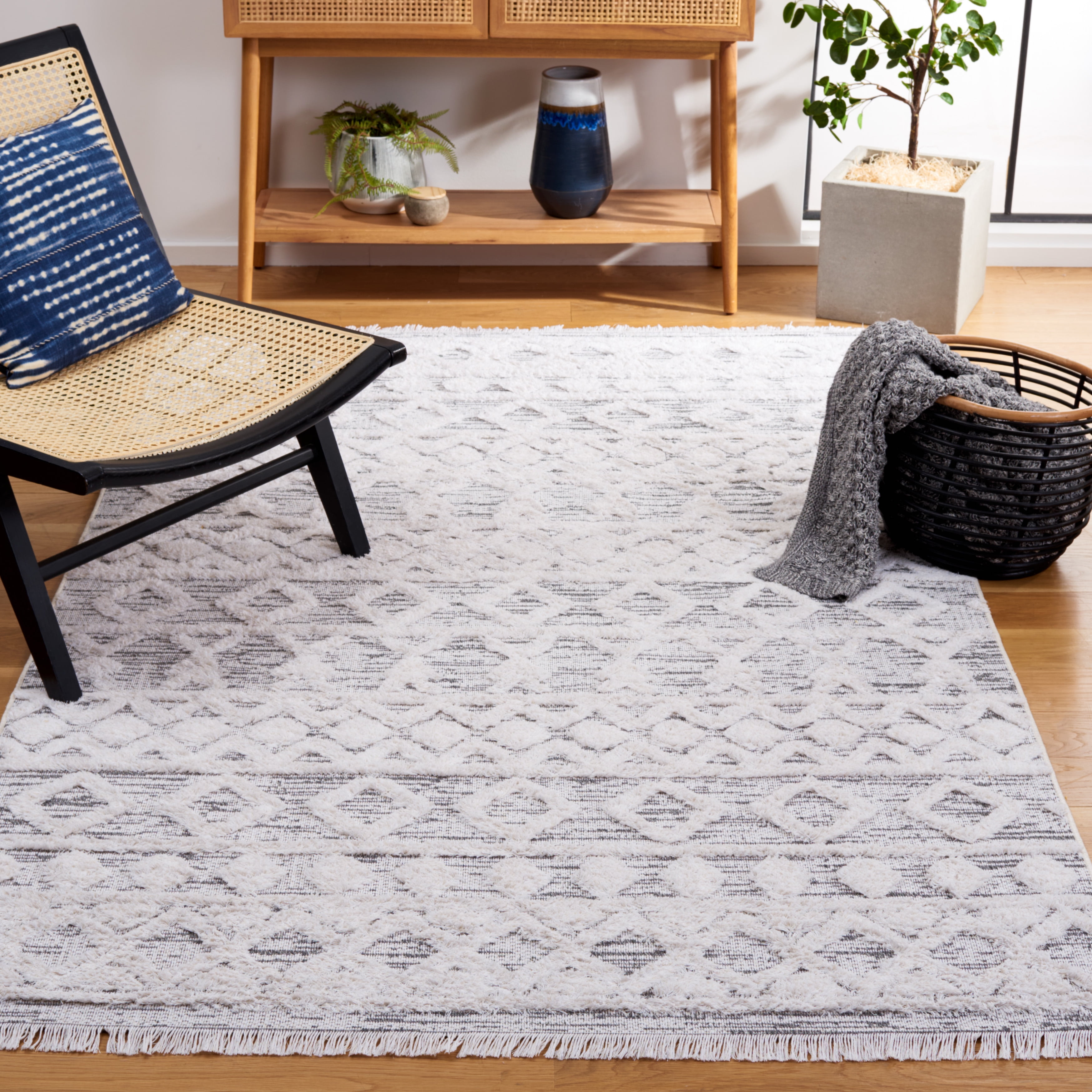 SAFAVIEH Augustine Cromwell Geometric Area Rug, Ivory/Gray, 4' x 6'