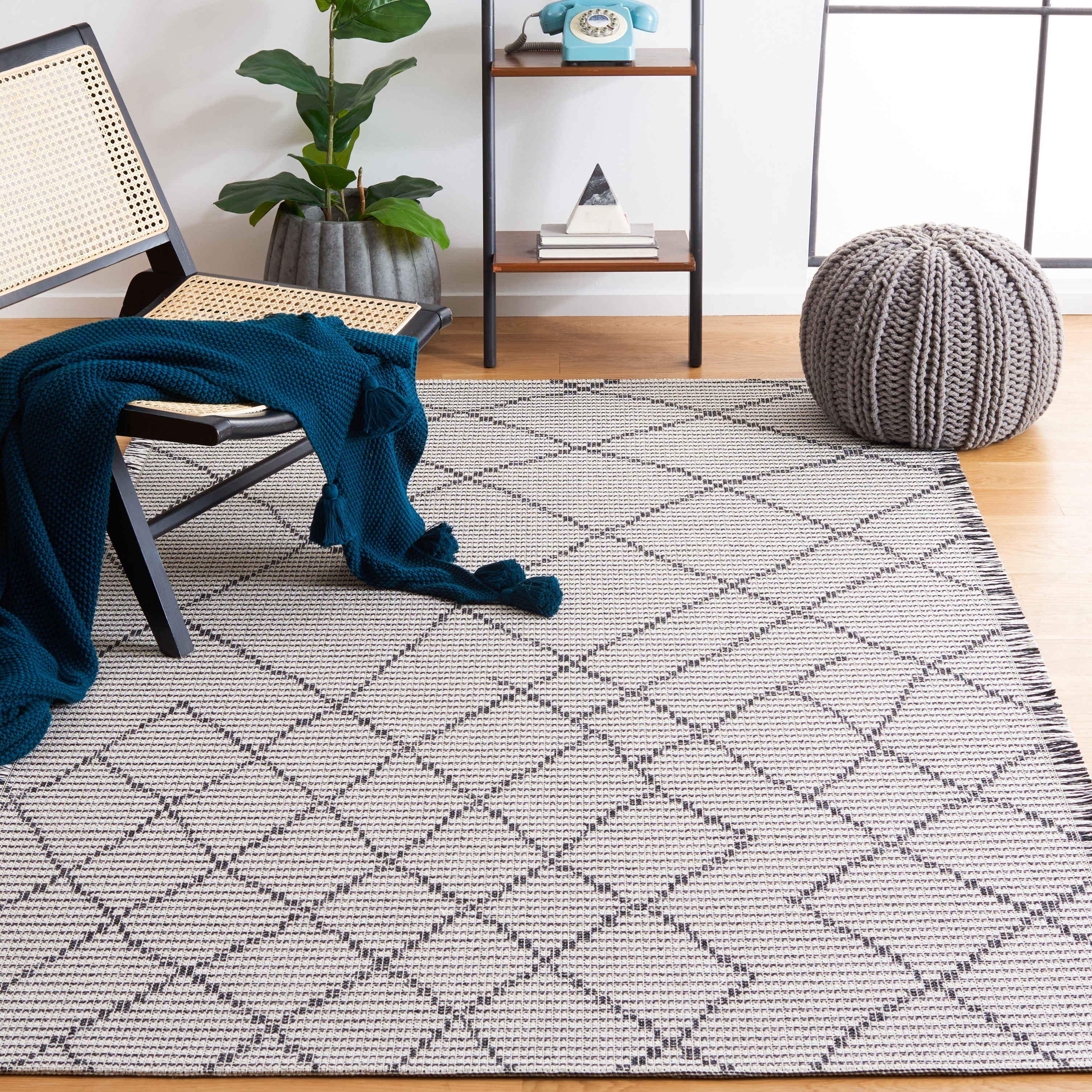 SAFAVIEH Augustine Jannine Geometric Area Rug, Ivory/Black, 5' x 7'7"