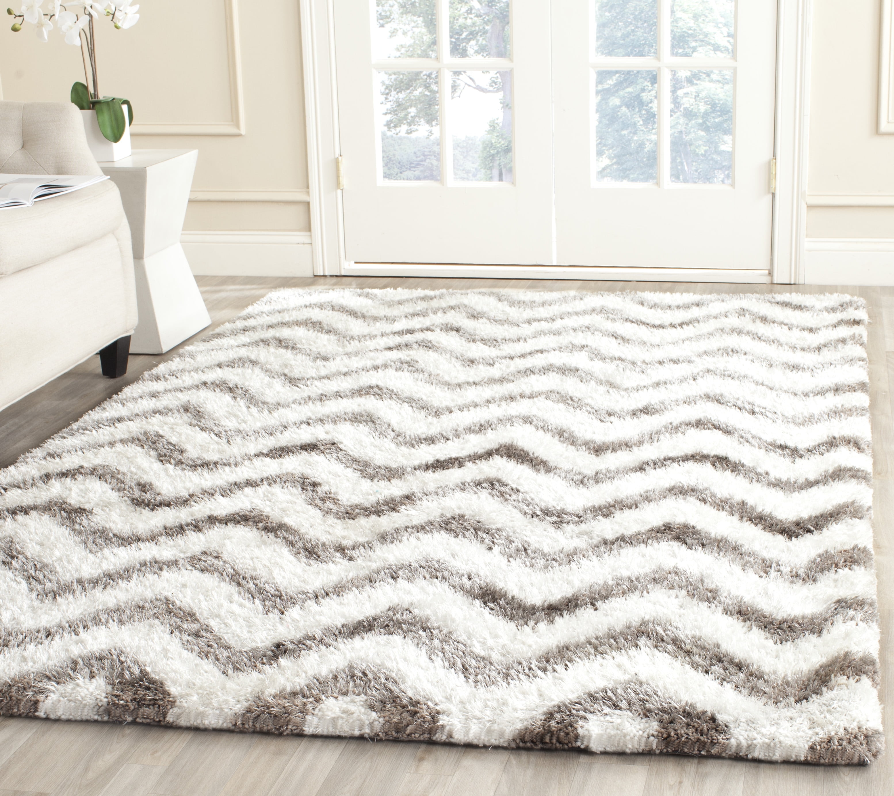 Ivory and Silver Chevron Pattern Hand-Tufted Shag Rug, 5' x 8'