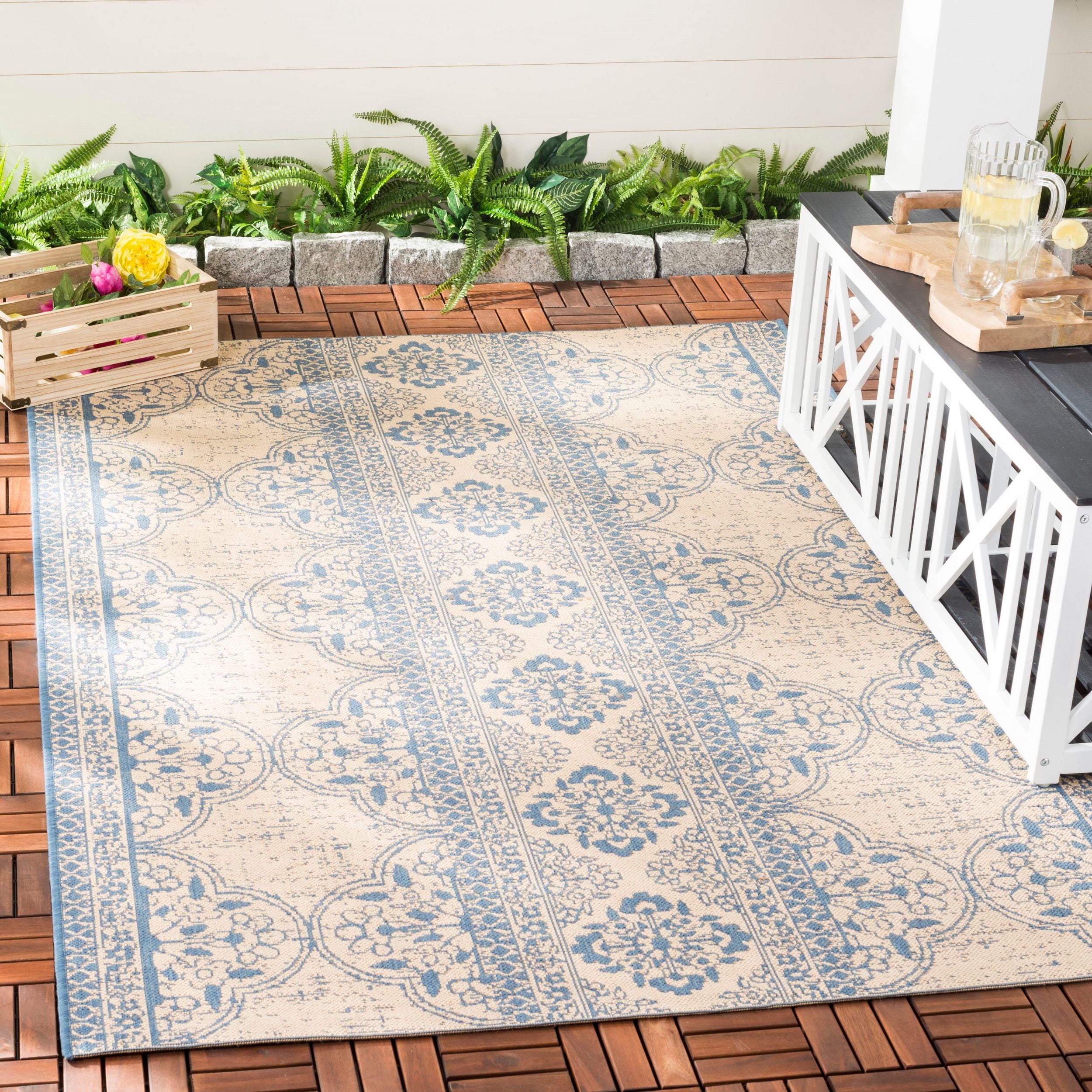 SAFAVIEH Beach House Kiaran Southwestern Indoor/Outdoor Area Rug Blue/Cream, 4' x 6'