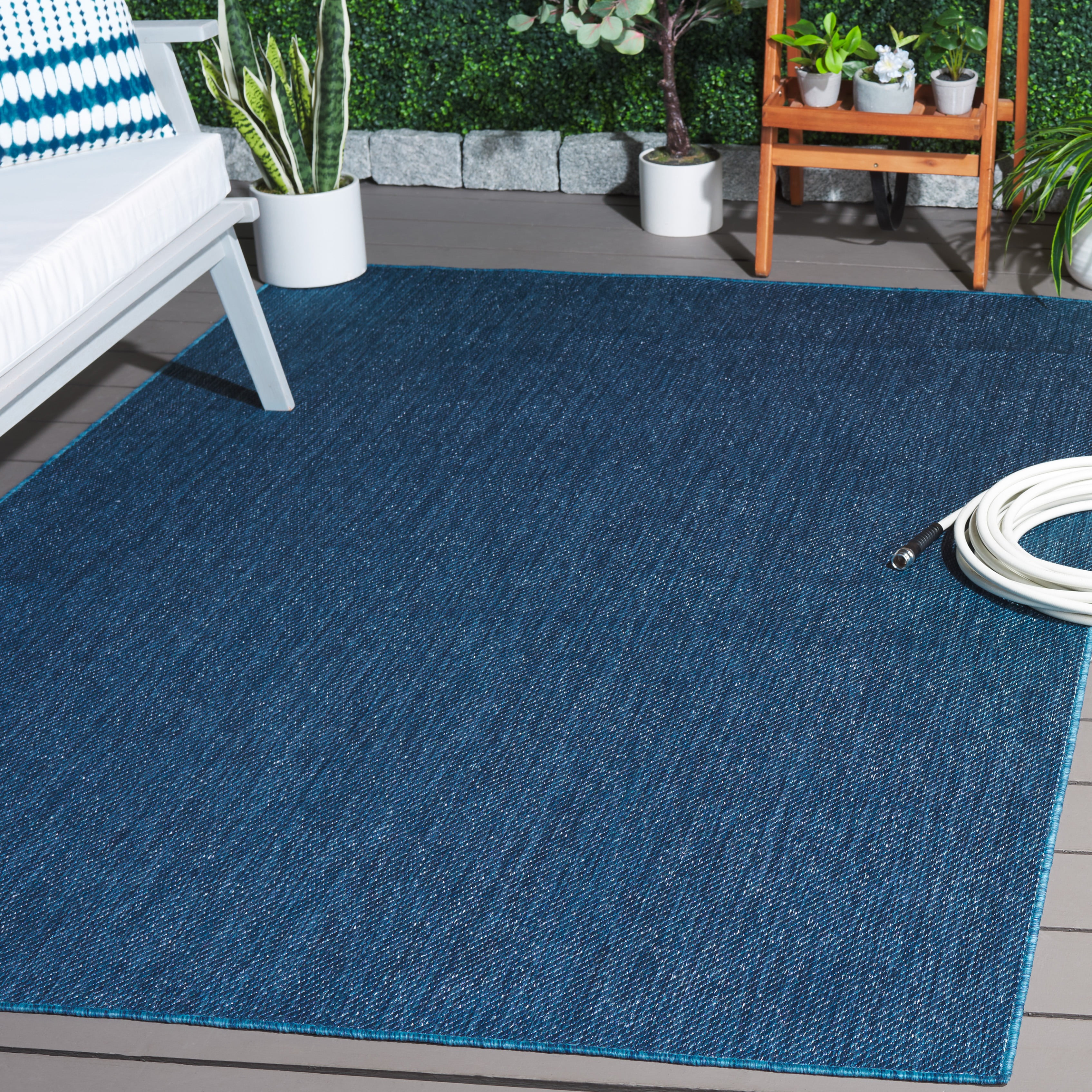 SAFAVIEH Beach House Lauressa Solid Indoor/Outdoor Area Rug, Blue, 5'3" x 7'6"