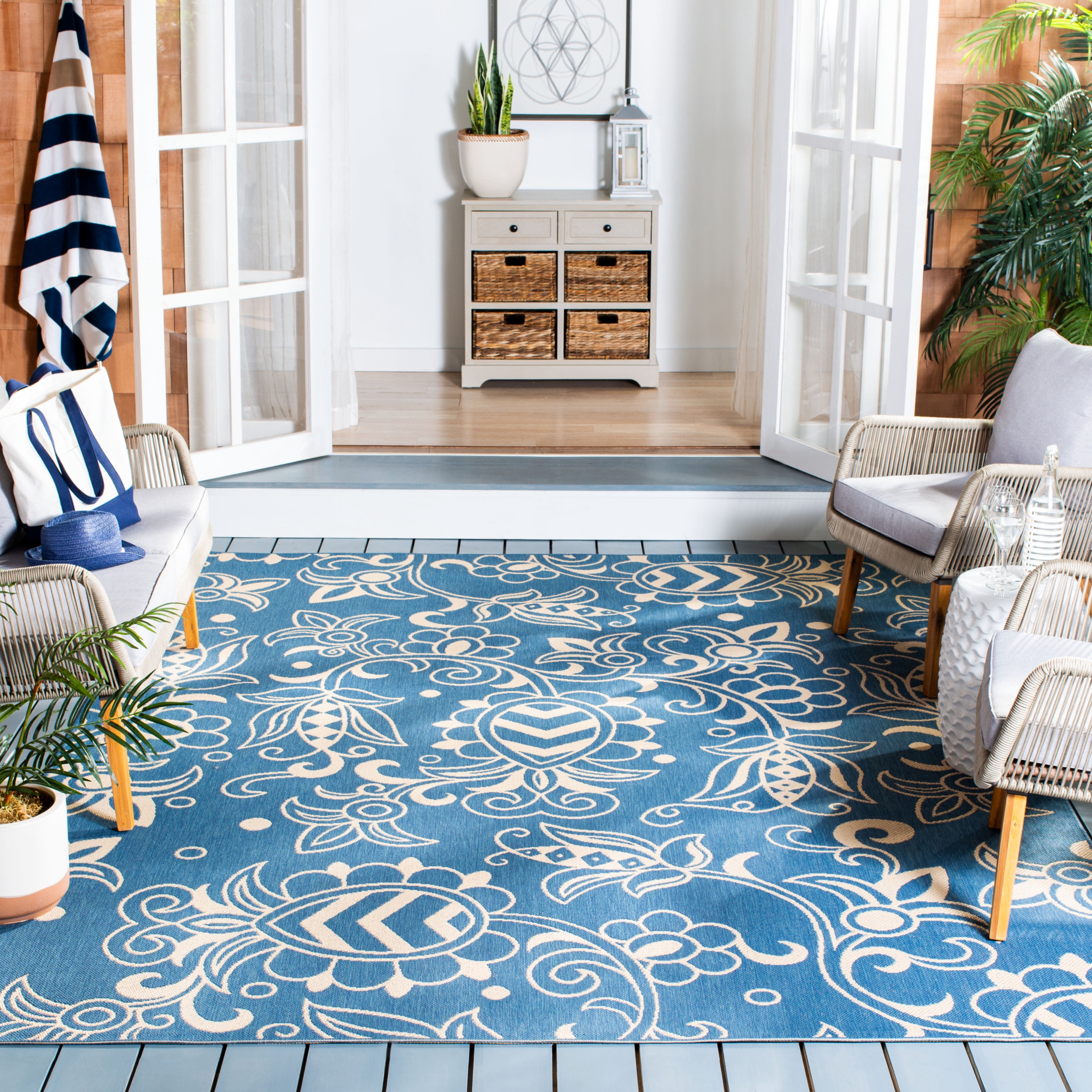 SAFAVIEH Beach House Robynne Botanical Indoor/Outdoor Area Rug, Blue/Beige, 5'3" x 7'6"