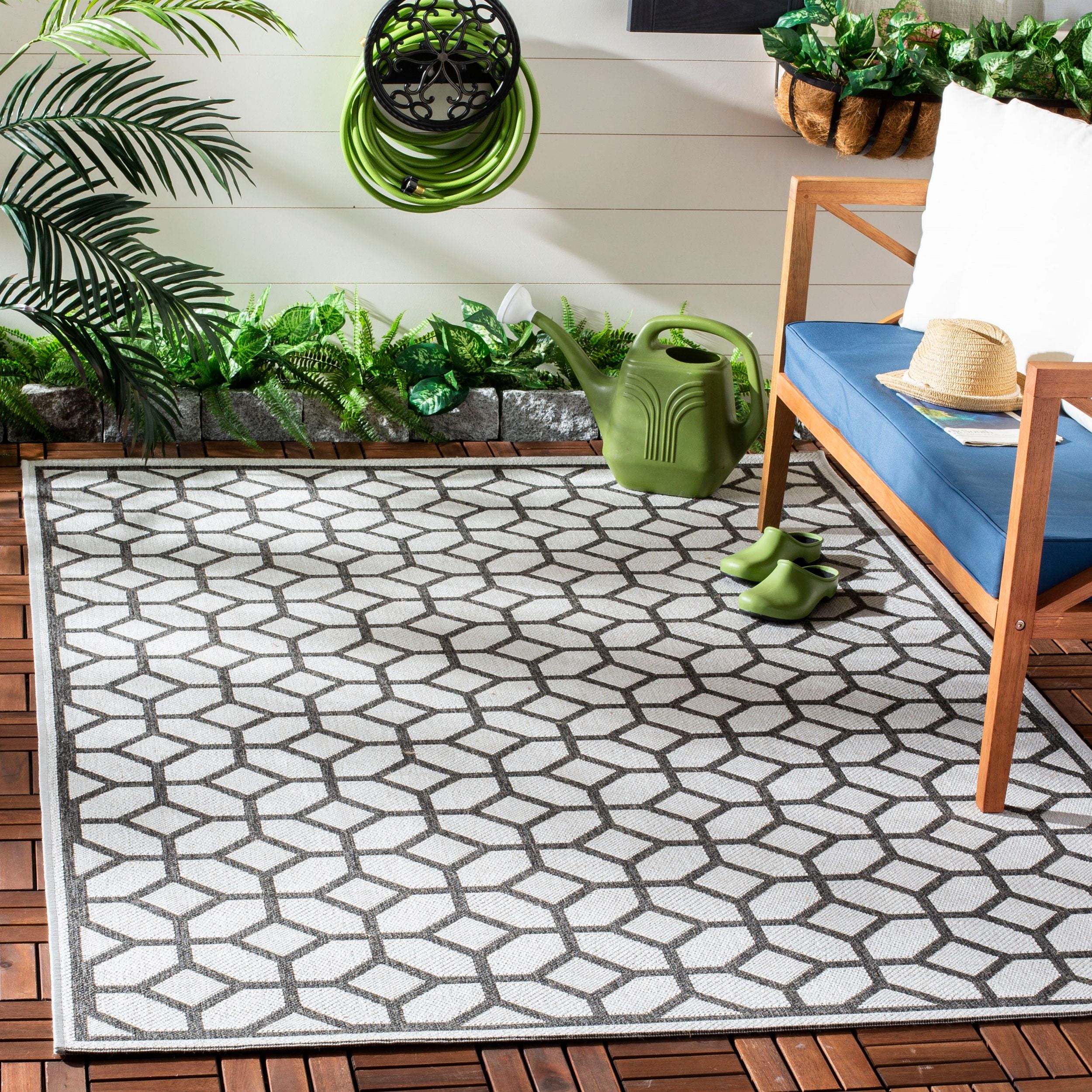 SAFAVIEH Beach House Theo Geometric Indoor/Outdoor Area Rug Light Grey ...