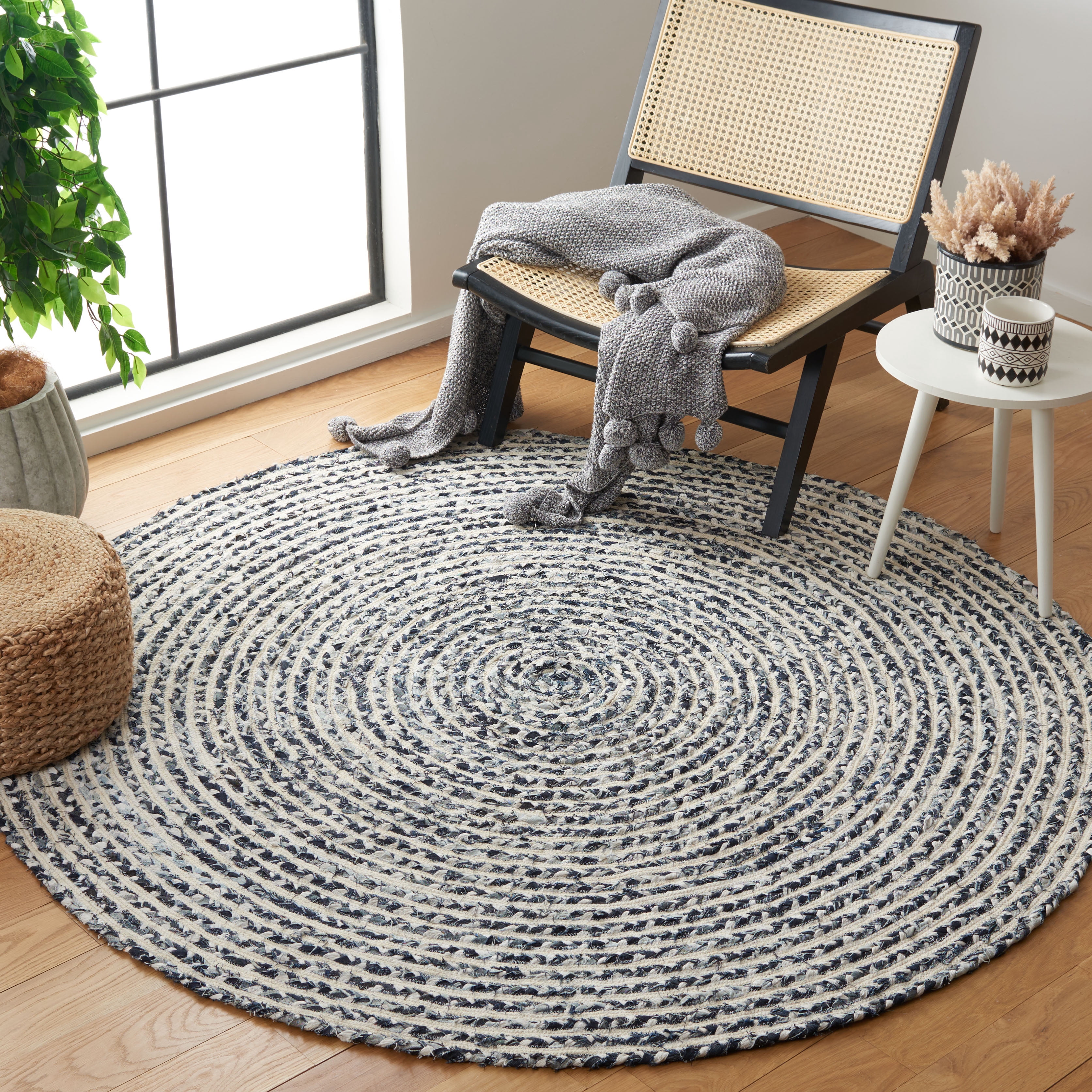 SAFAVIEH Braided Anabella Bordered Cotton Reversible Area Rug, Black/Navy, 4' x 4' Round
