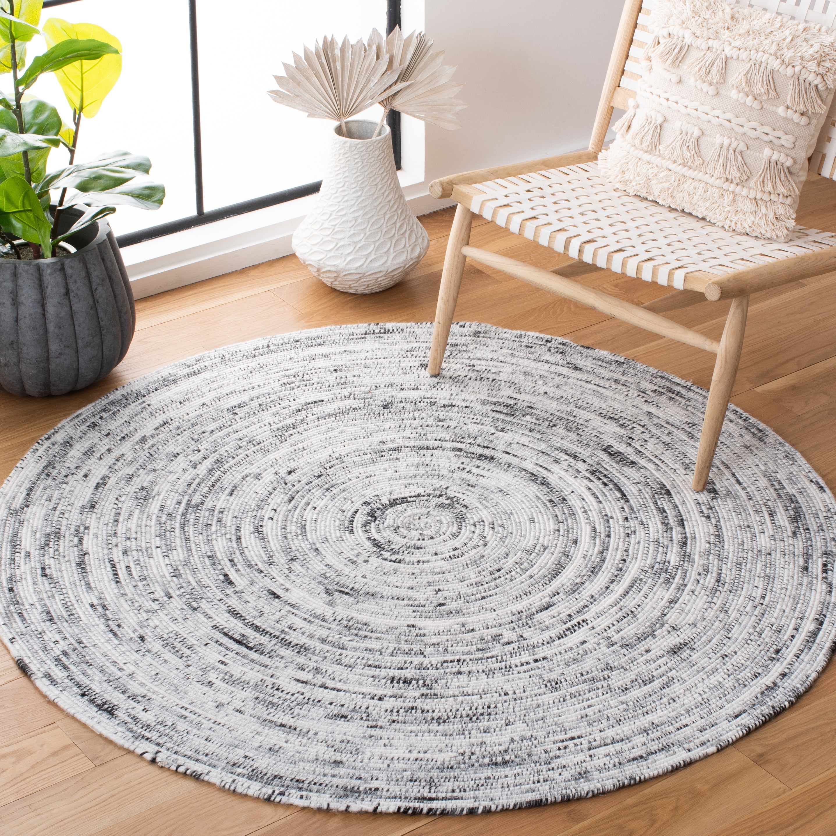 SAFAVIEH Braided Bernica Solid Polyester Reversible Area Rug, Ivory/Black, 4' x 4' Round