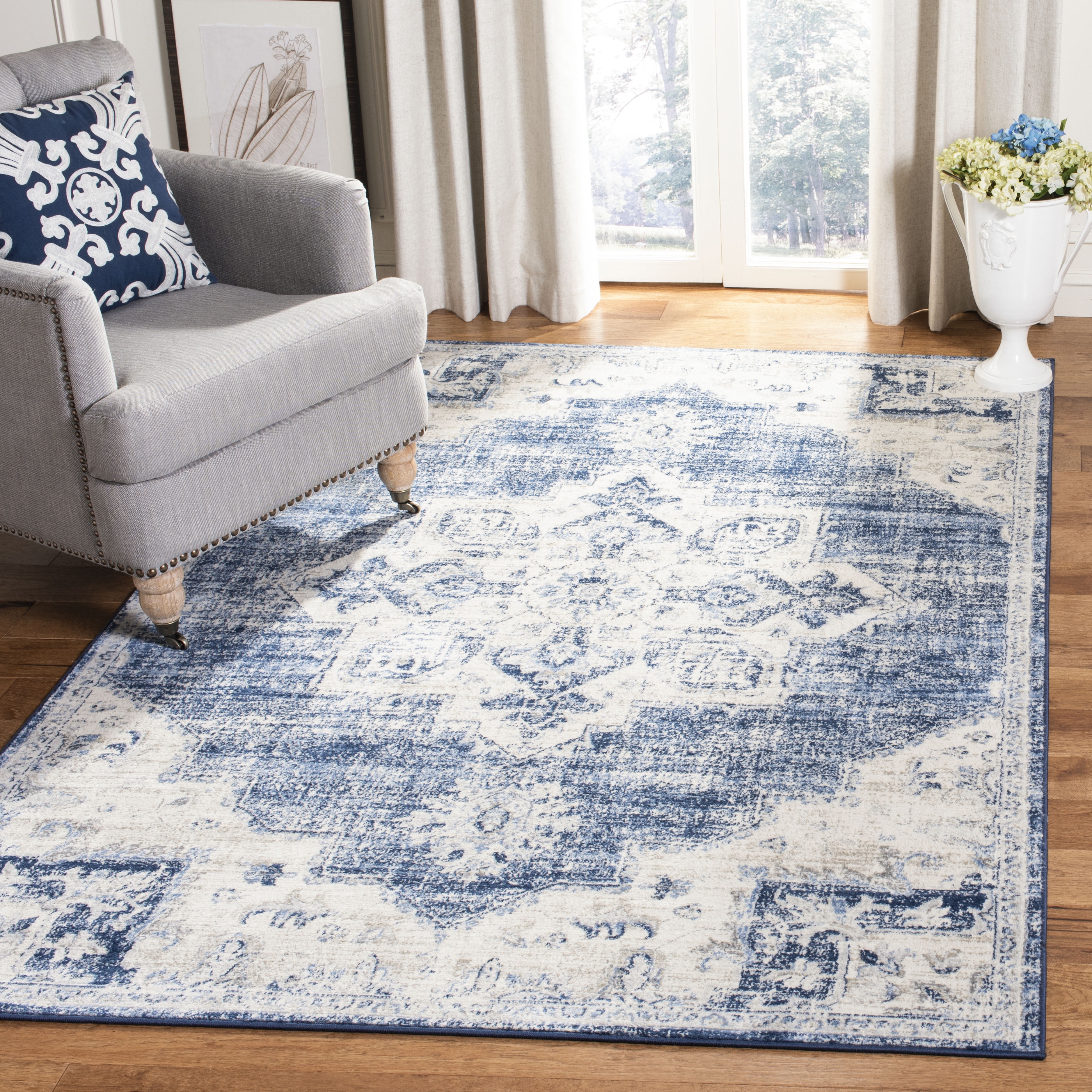 SAFAVIEH Brentwood Salah Oriental Area Rug, Ivory/Navy, 5'3" x 7'6"