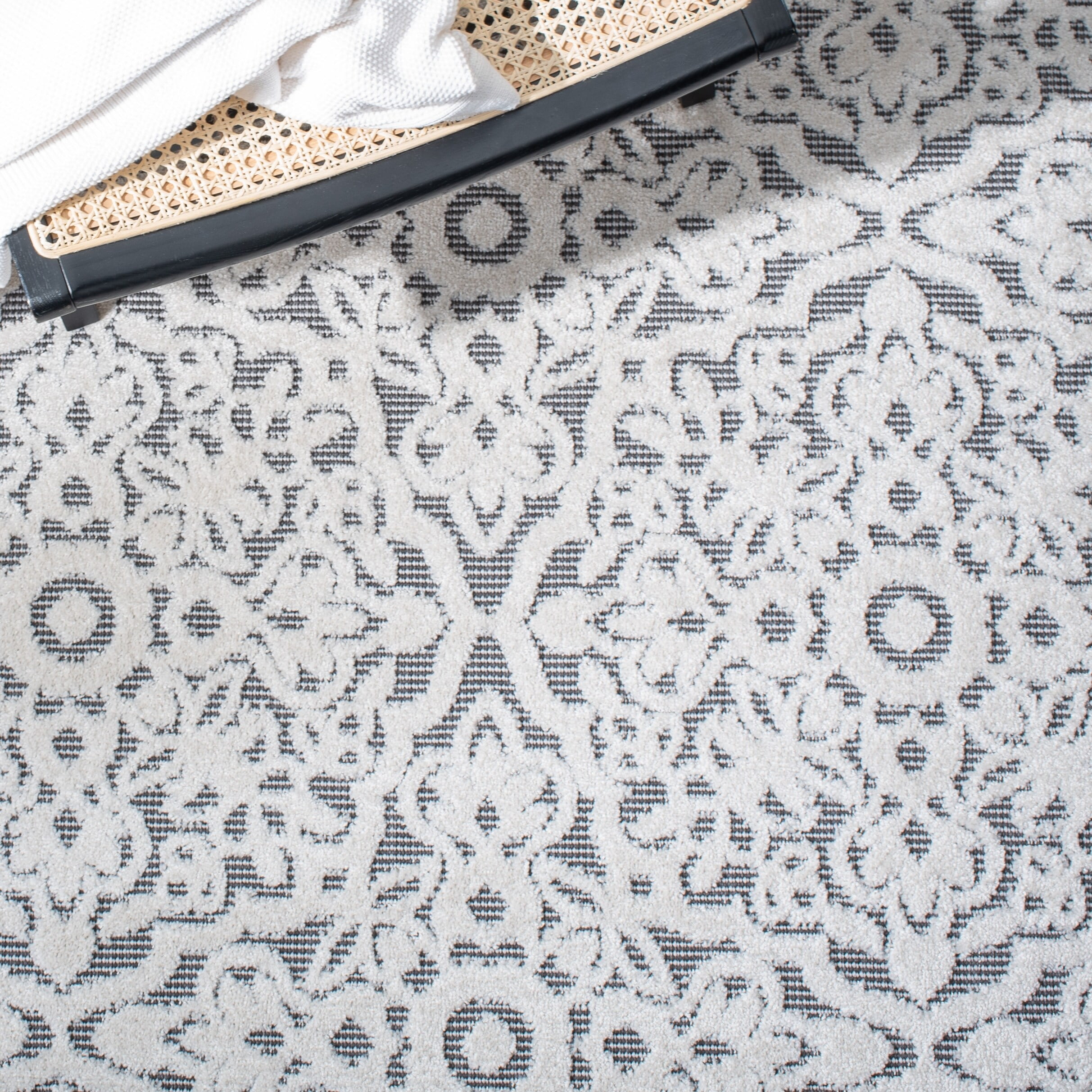 Ivory and Grey Floral Synthetic Indoor/Outdoor Area Rug 4'5" x 6'5"