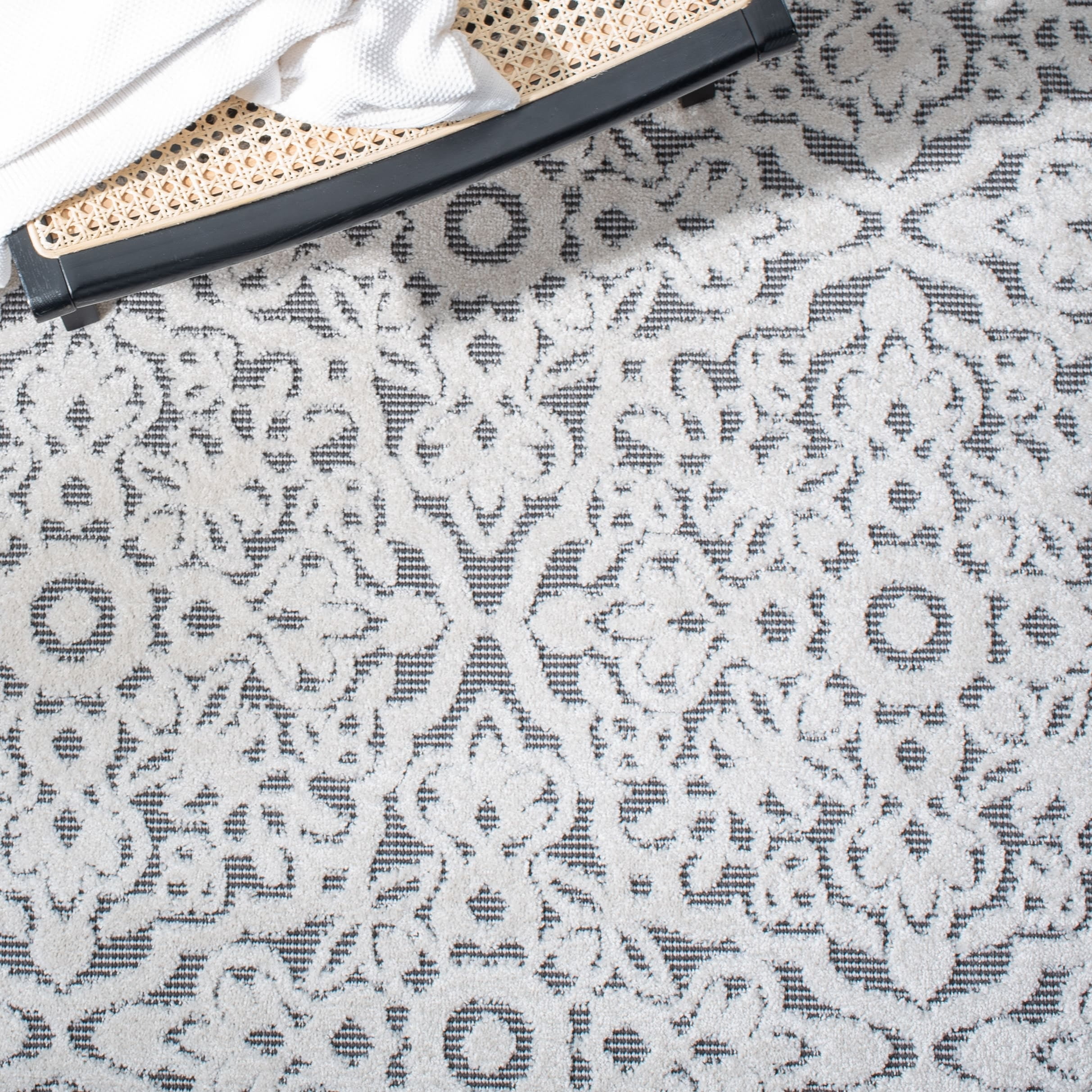 Ivory and Grey Floral Synthetic Indoor/Outdoor Area Rug 4'5" x 6'5"
