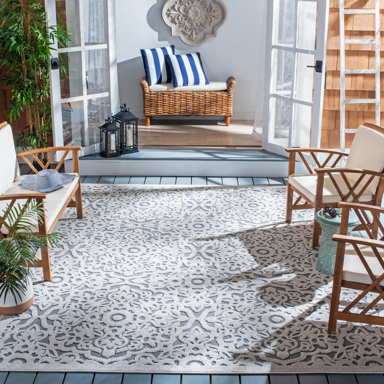 Ivory and Grey Floral Synthetic Indoor/Outdoor Area Rug 4'5" x 6'5"
