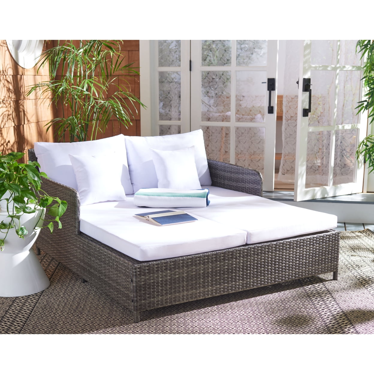SAFAVIEH Cadeo Outdoor Patio Daybed, Grey/White