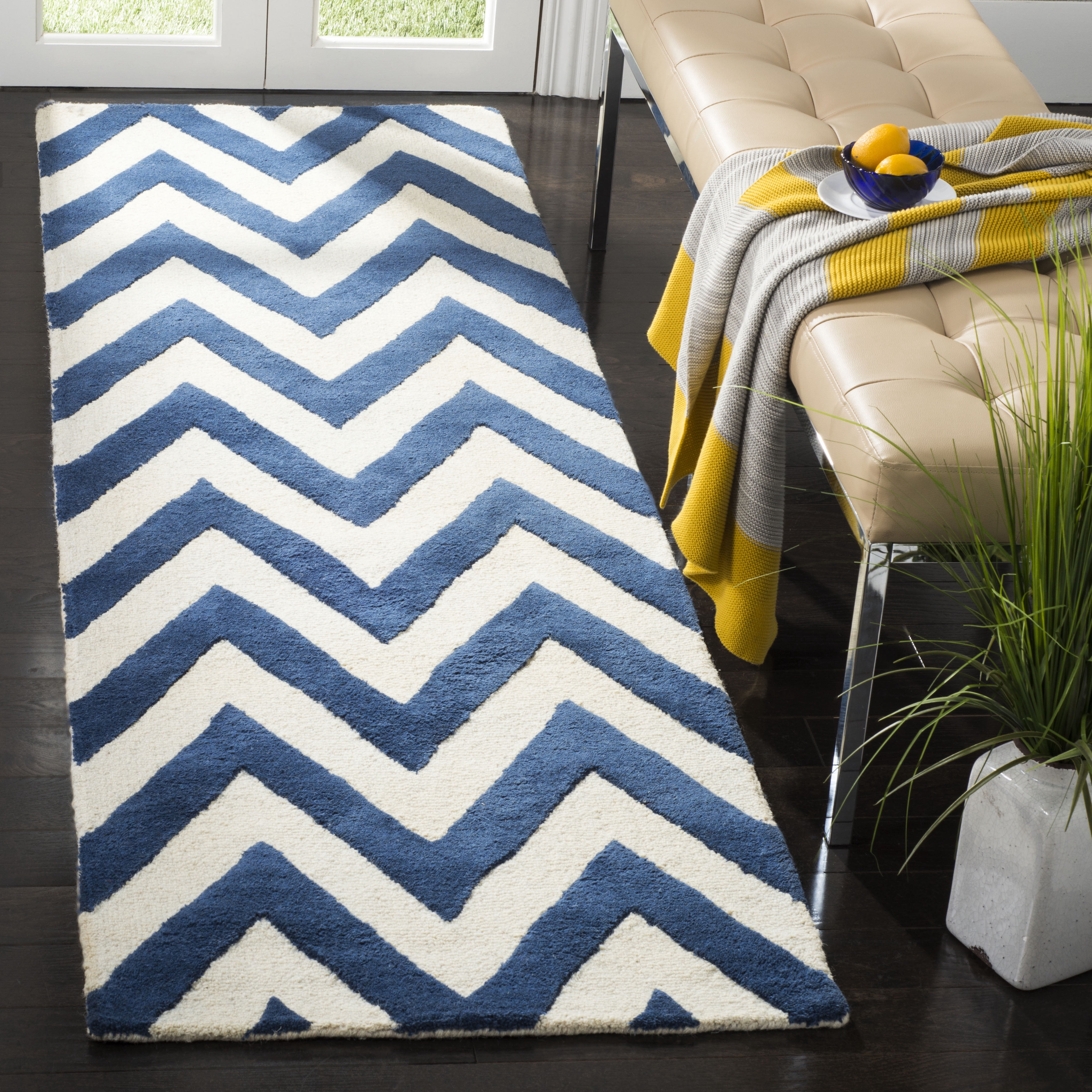 SAFAVIEH Cambridge Kaitlyn Zig Zag Stripes Wool Runner Rug, Navy/Ivory, 2'6" x 16'