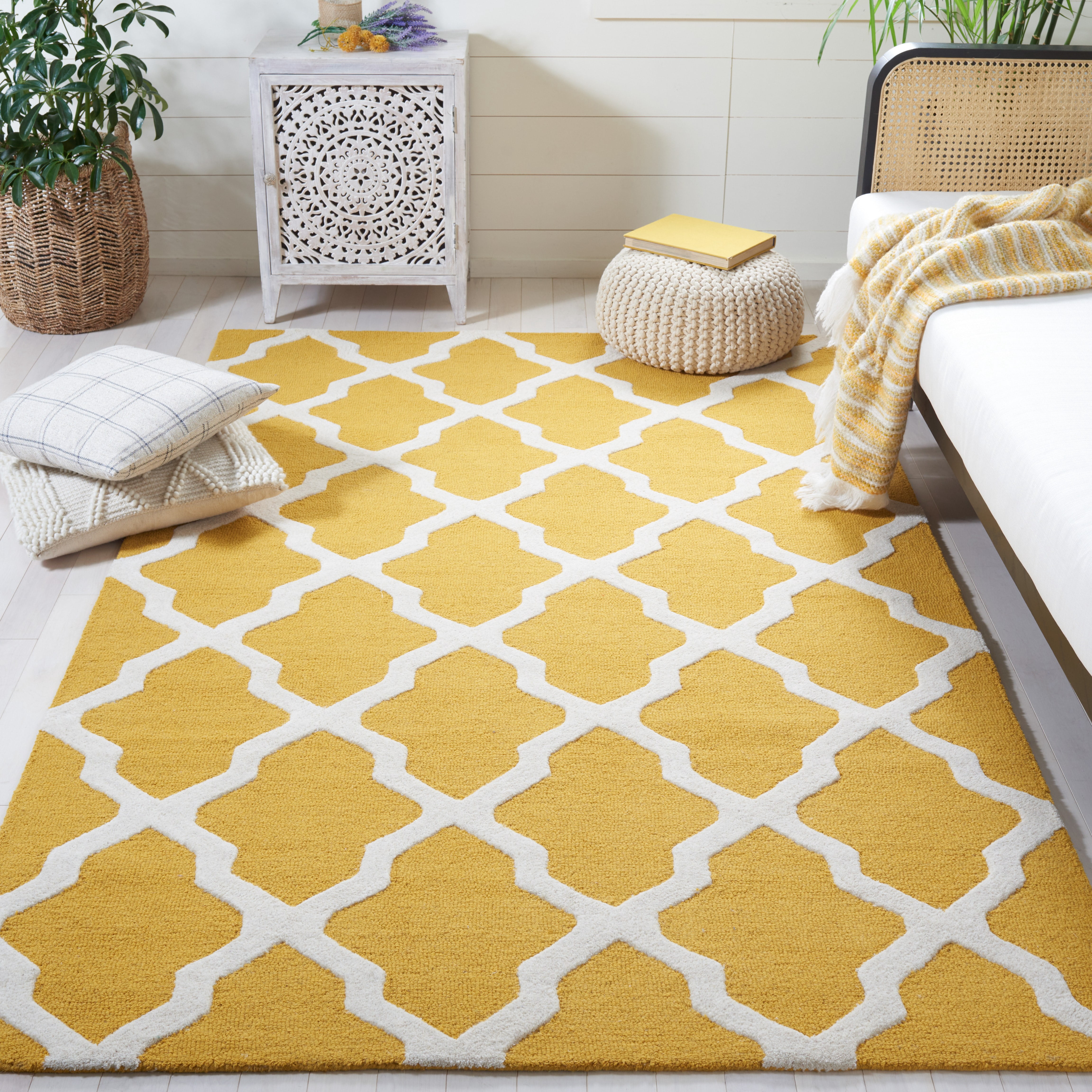 SAFAVIEH Cambridge Liam Geometric Wool Area Rug, Gold/Ivory, 2'6" x 4'