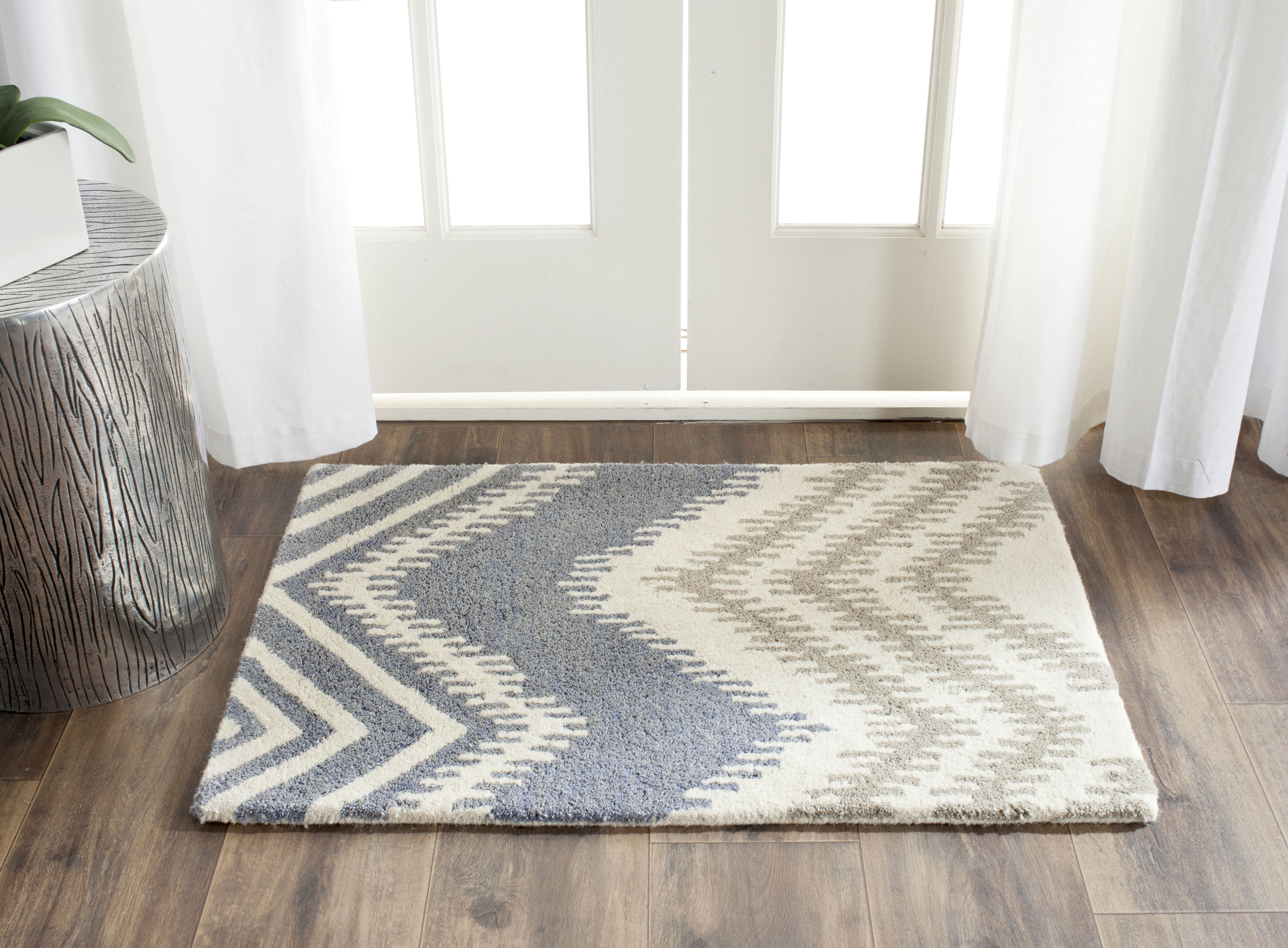 SAFAVIEH Capri Robynne Chevron Wool Area Rug, Blue/Ivory, 2' x 3'