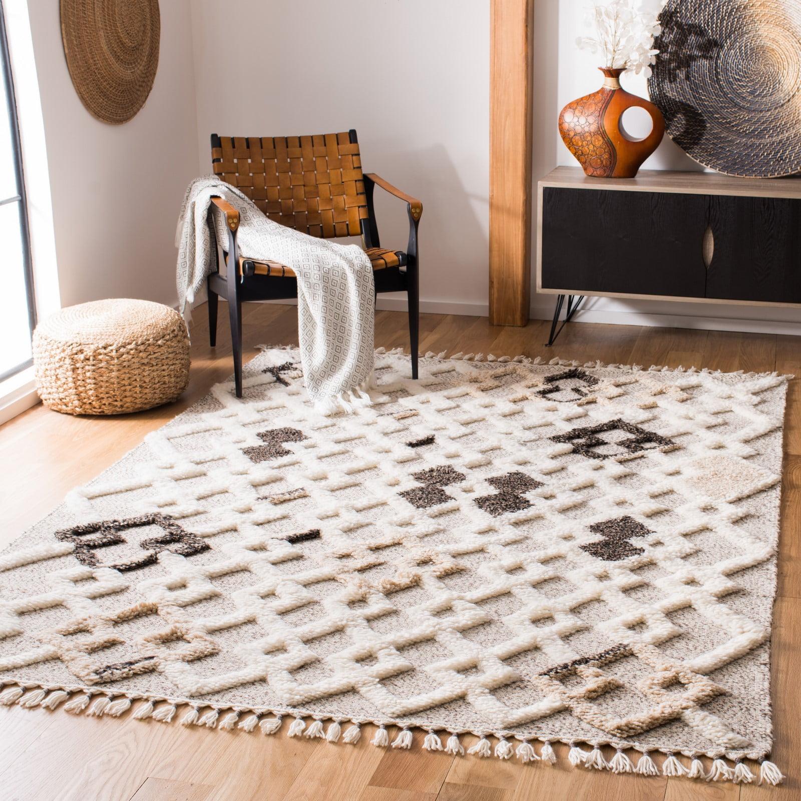 SAFAVIEH Casablanca Cainneach Geometric Wool Shag Area Rug, Beige, 4' x 6'