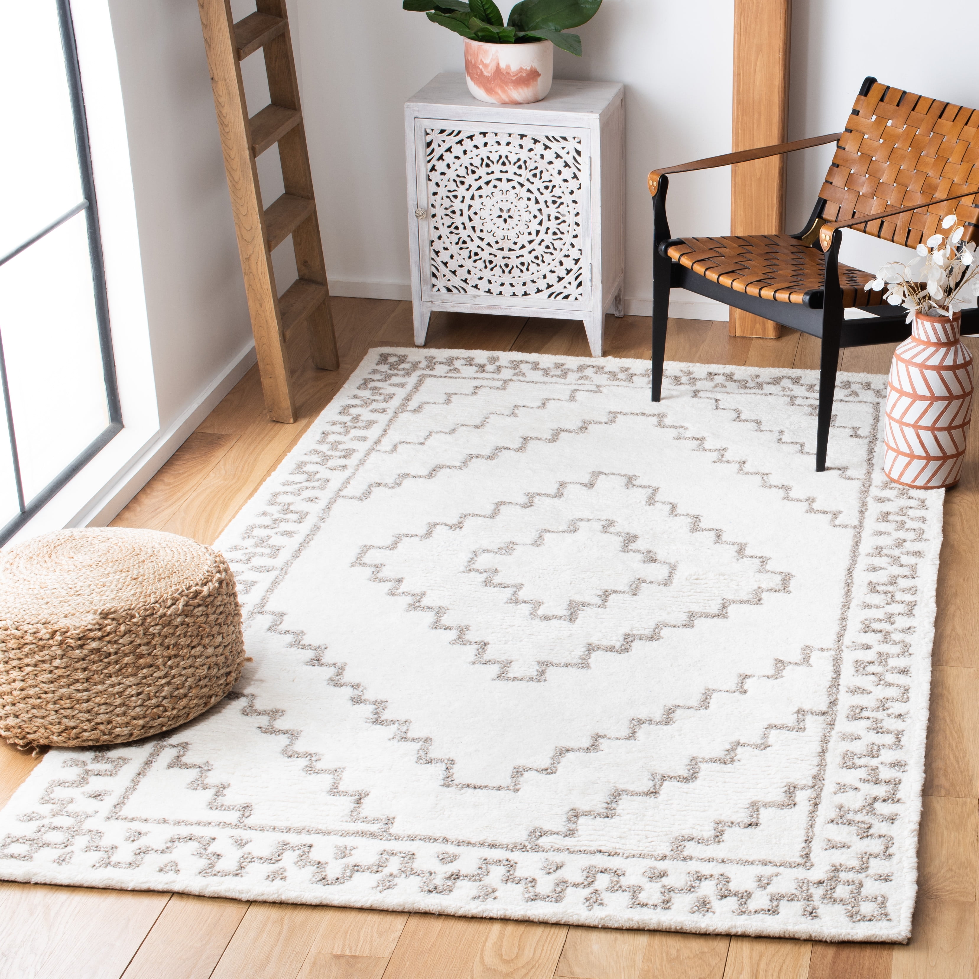 SAFAVIEH Casablanca Lidija Geometric Area Rug, Ivory/Taupe, 4' x 6'