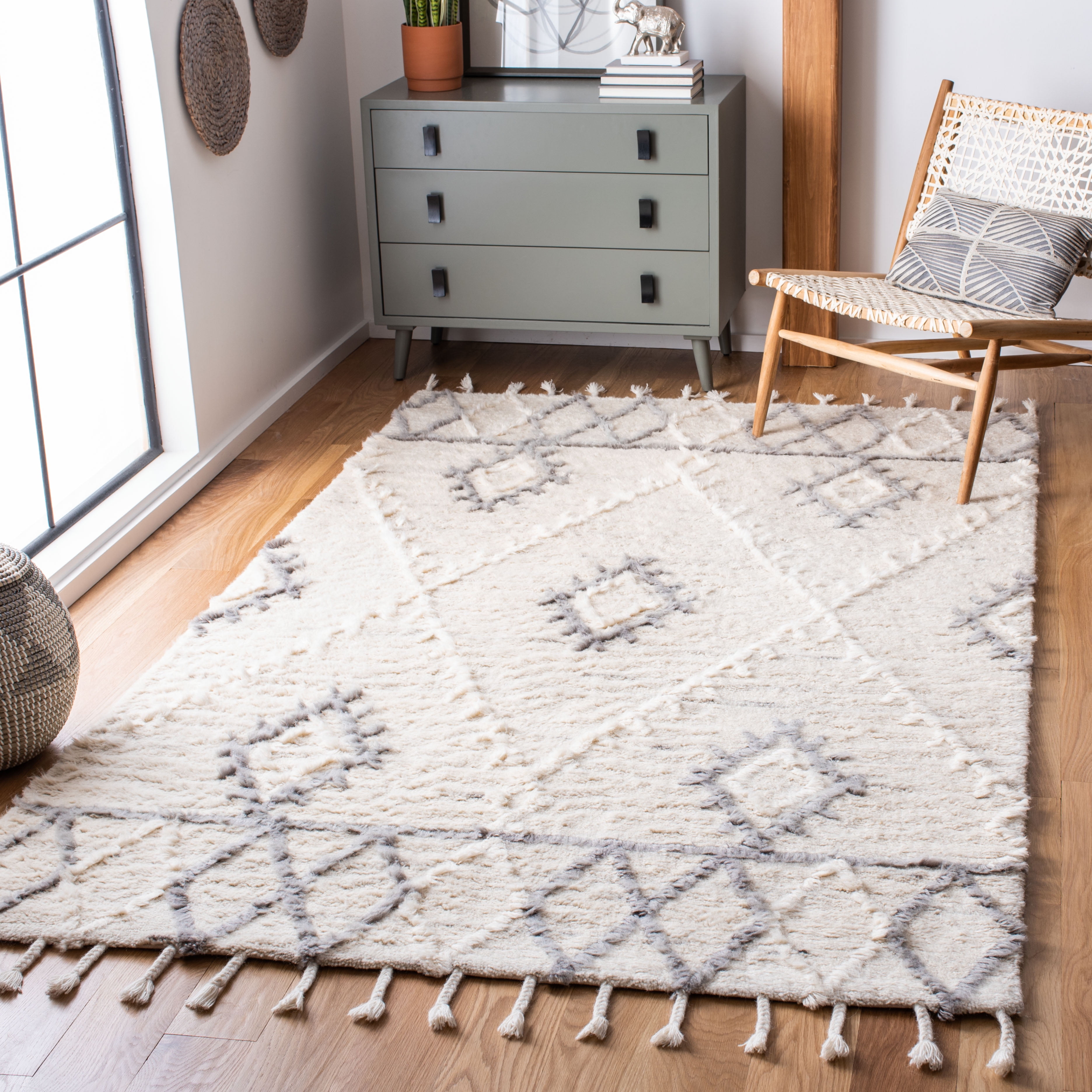 SAFAVIEH Casablanca Raeyln Geometric Diamonds Wool Shag Area Rug, Ivory/Grey, 4' x 6'