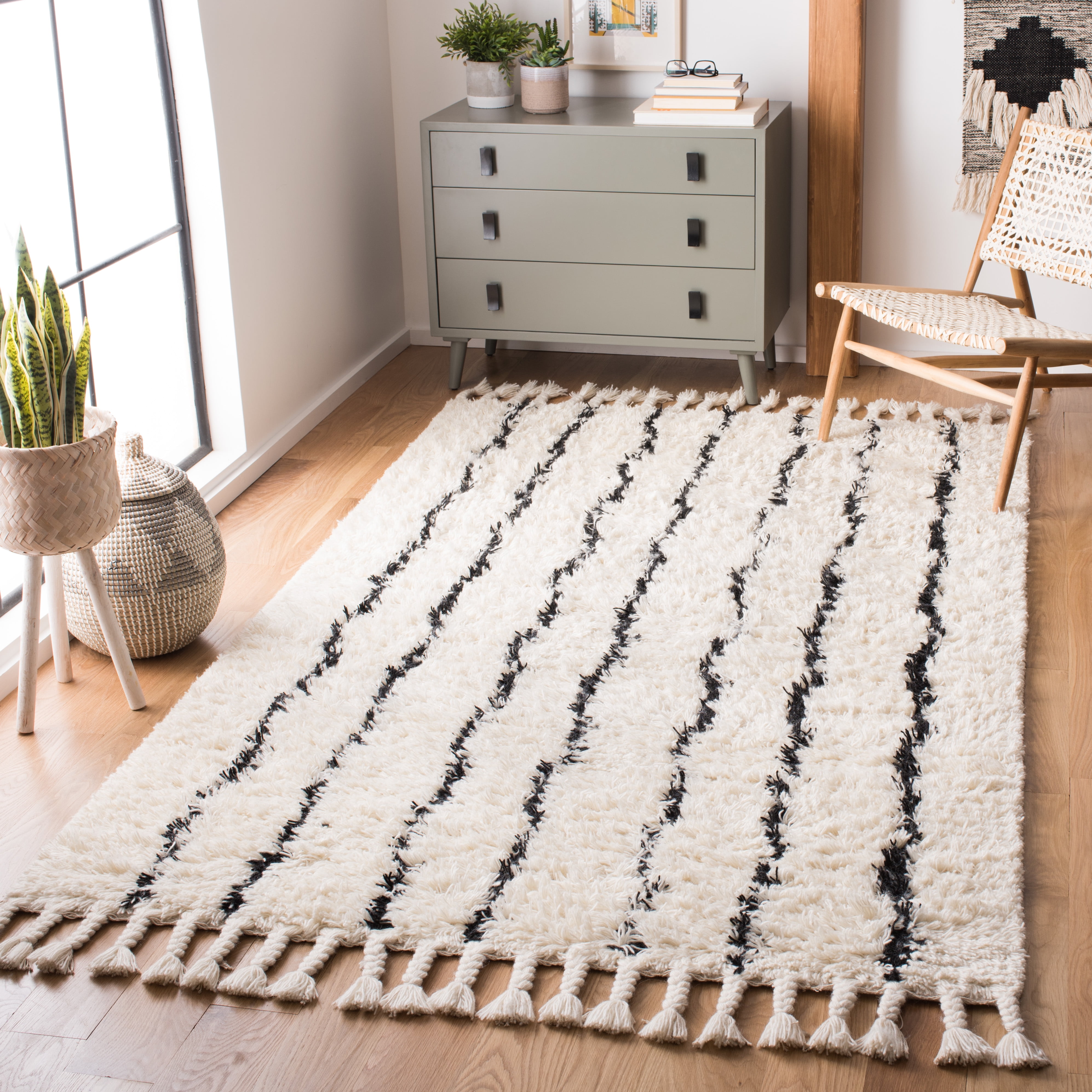 SAFAVIEH Casablanca Winifred Striped Wool Shag Area Rug, Black/Ivory, 4' x 6'