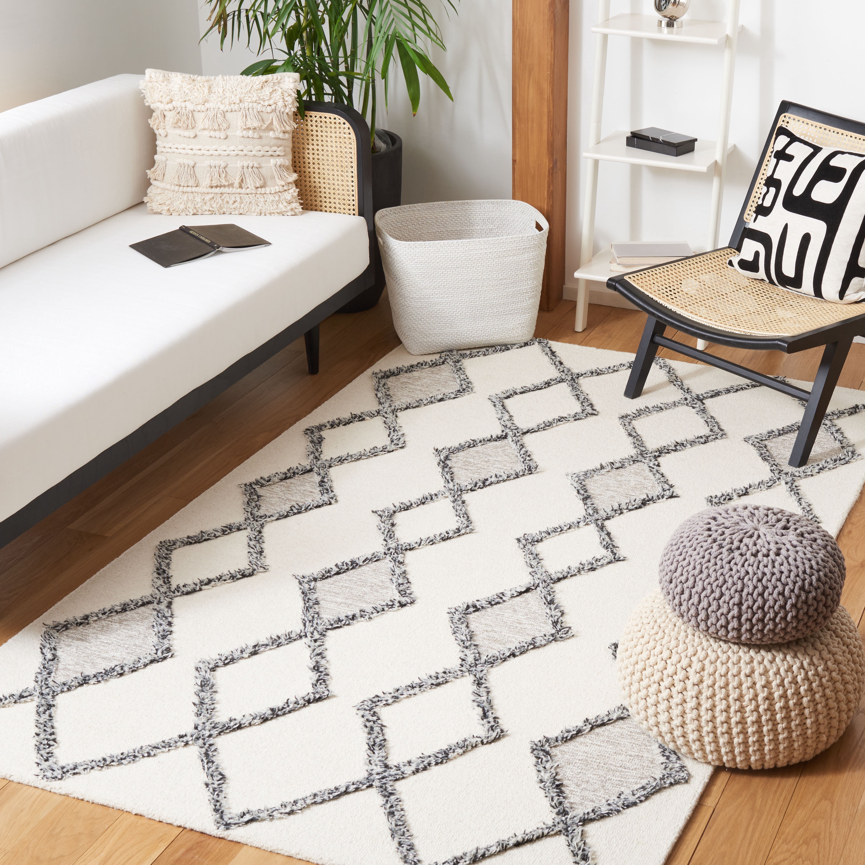 SAFAVIEH Casablanca Yadira Diamond Area Rug, Ivory/Black, 5' x 8'