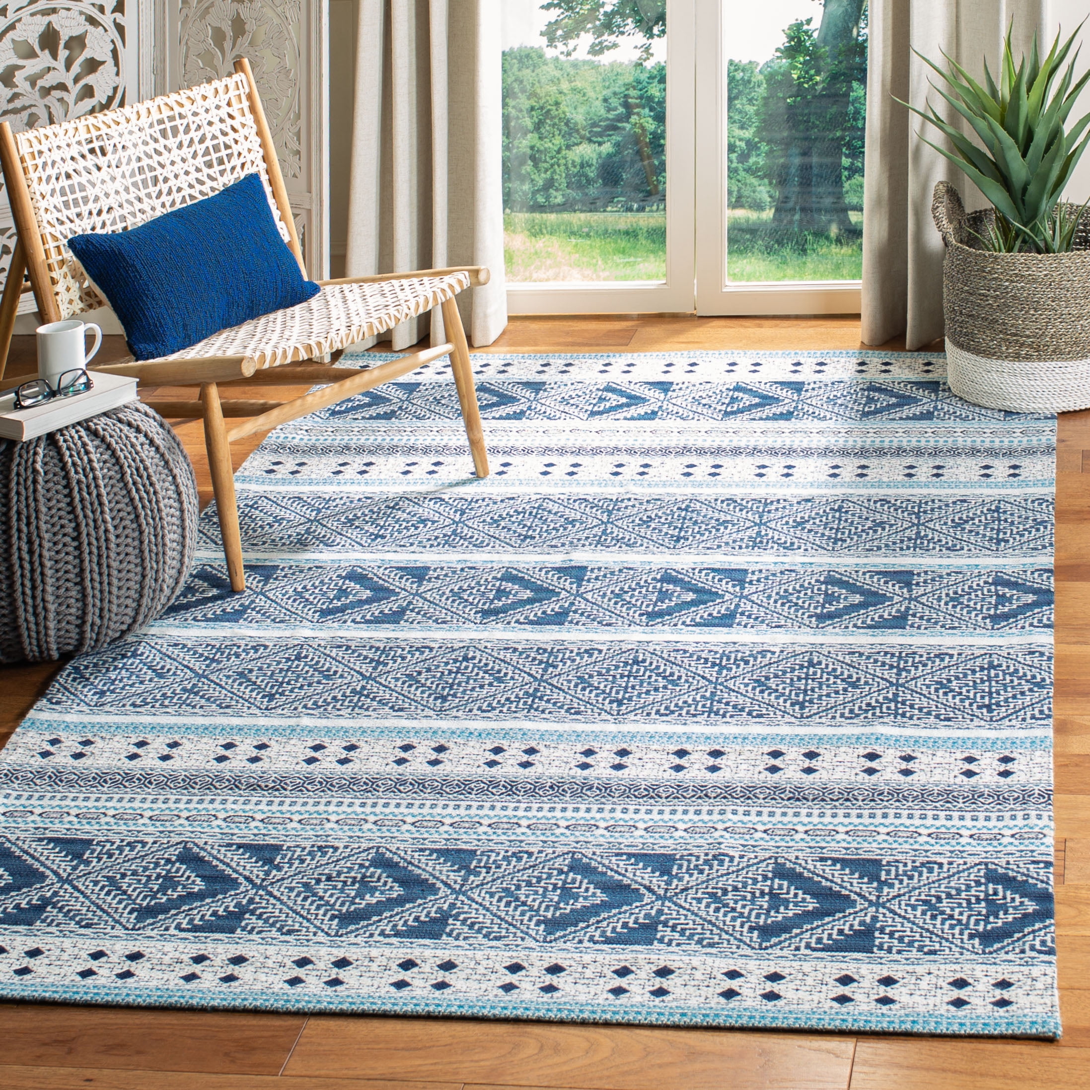 SAFAVIEH Classic Vintage Eric Geometric Polyester Area Rug, Blue, 6' x 9'
