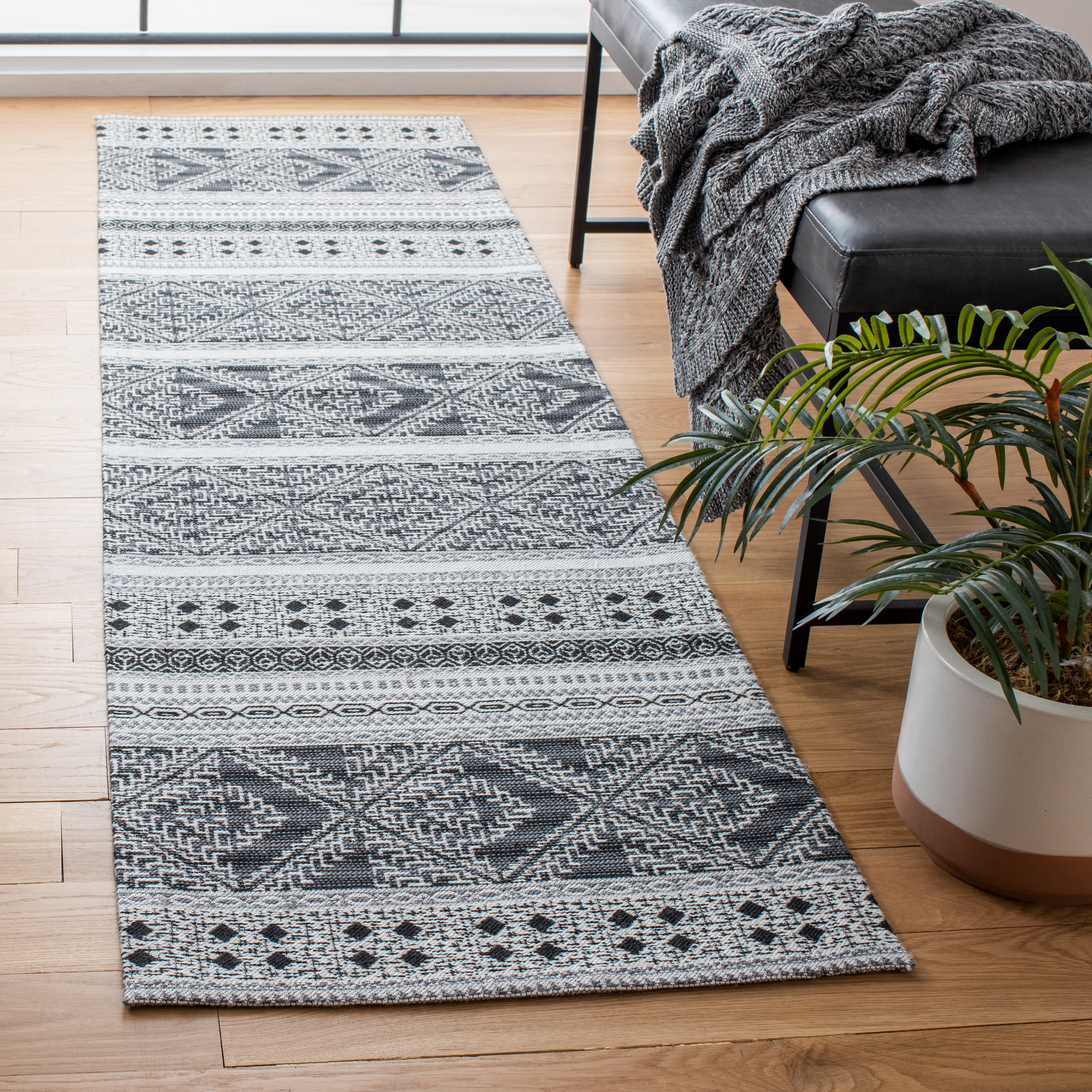 SAFAVIEH Classic Vintage Eric Geometric Polyester Runner Rug, Black, 2'3" x 8'