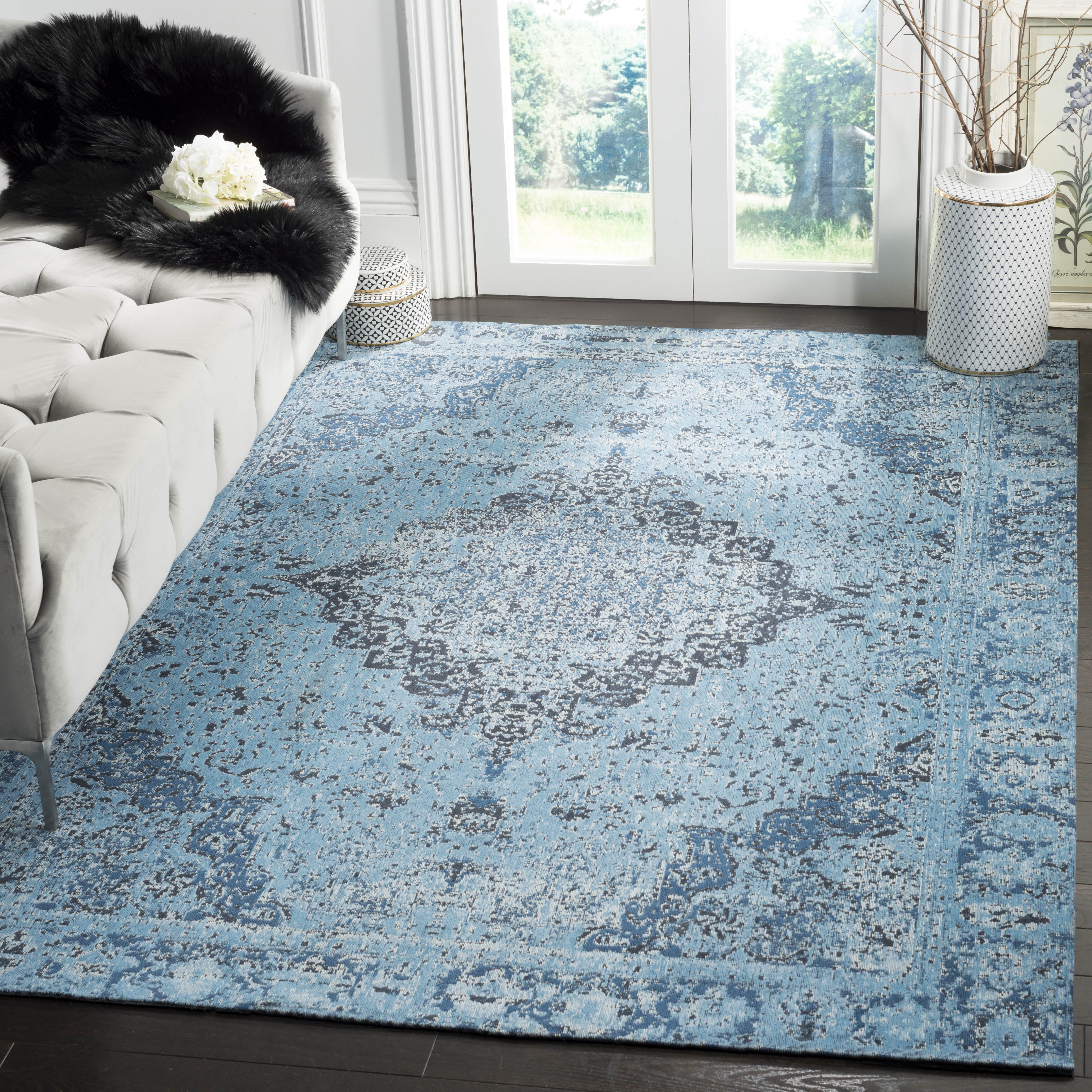 SAFAVIEH Classic Vintage Tris Floral Bordered Polyester Area Rug, Blue, 4' x 6'