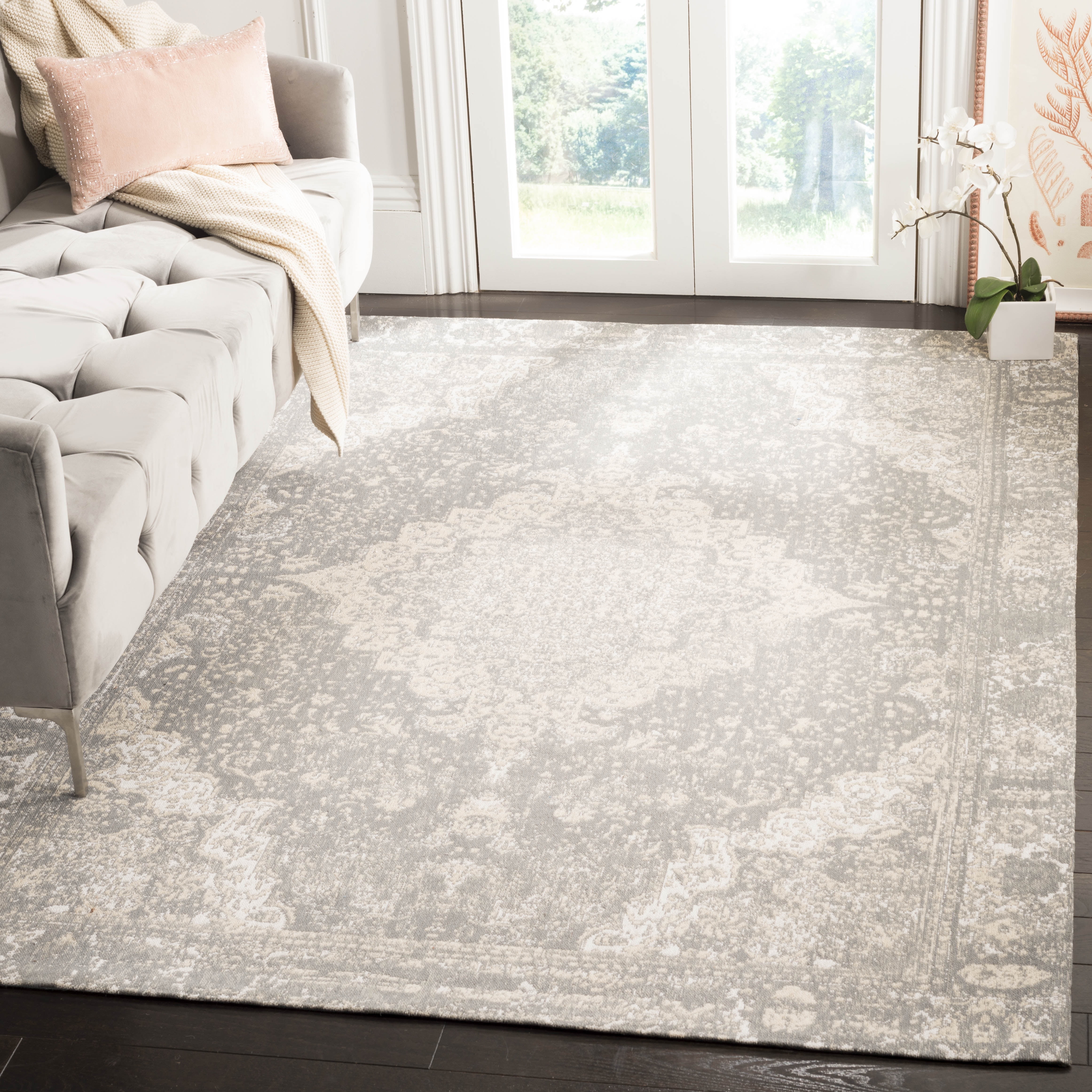 SAFAVIEH Classic Vintage Tris Floral Bordered Polyester Area Rug, Silver, 4' x 6'