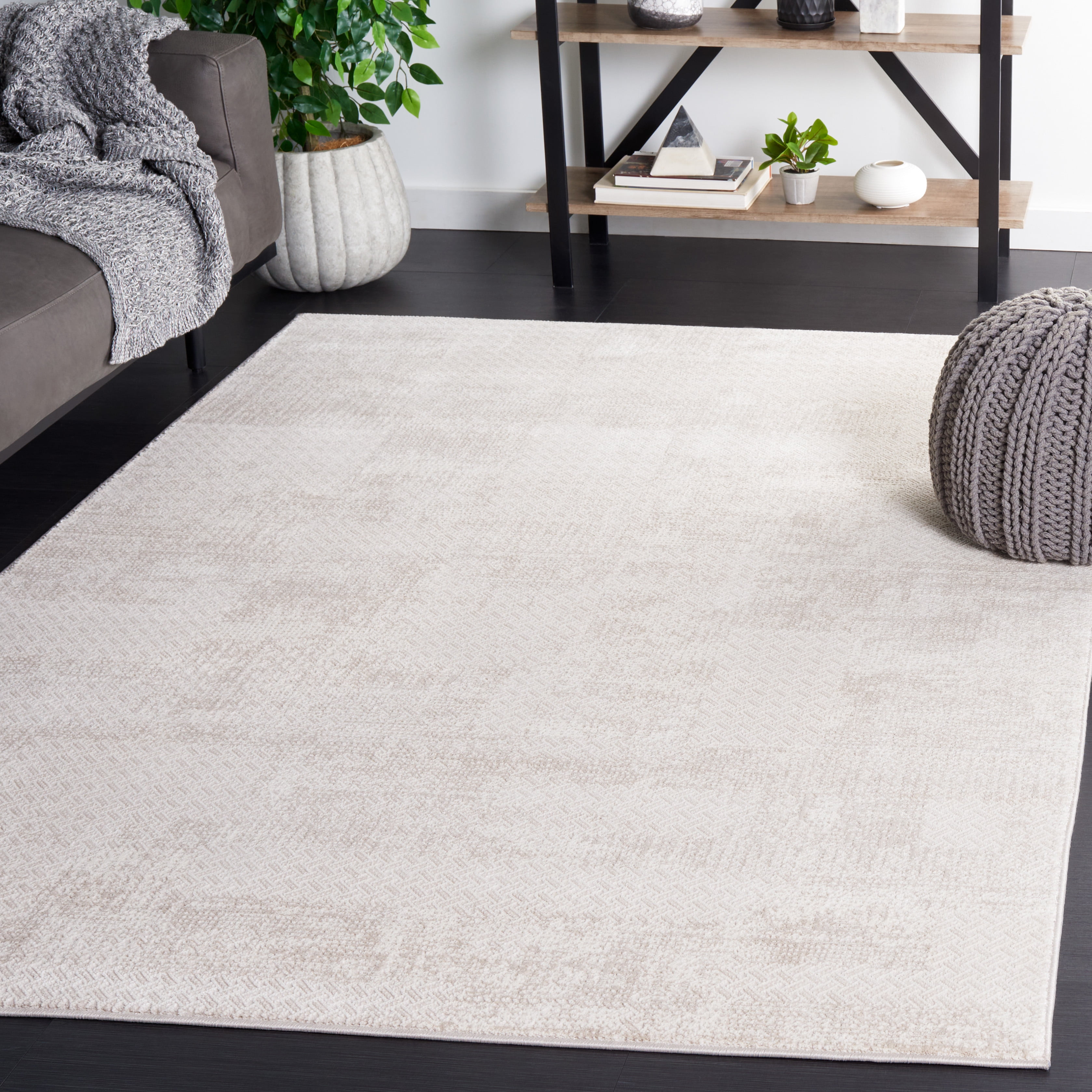 SAFAVIEH Continental Hester Distressed Area Rug, Ivory/Beige, 4' x 6'