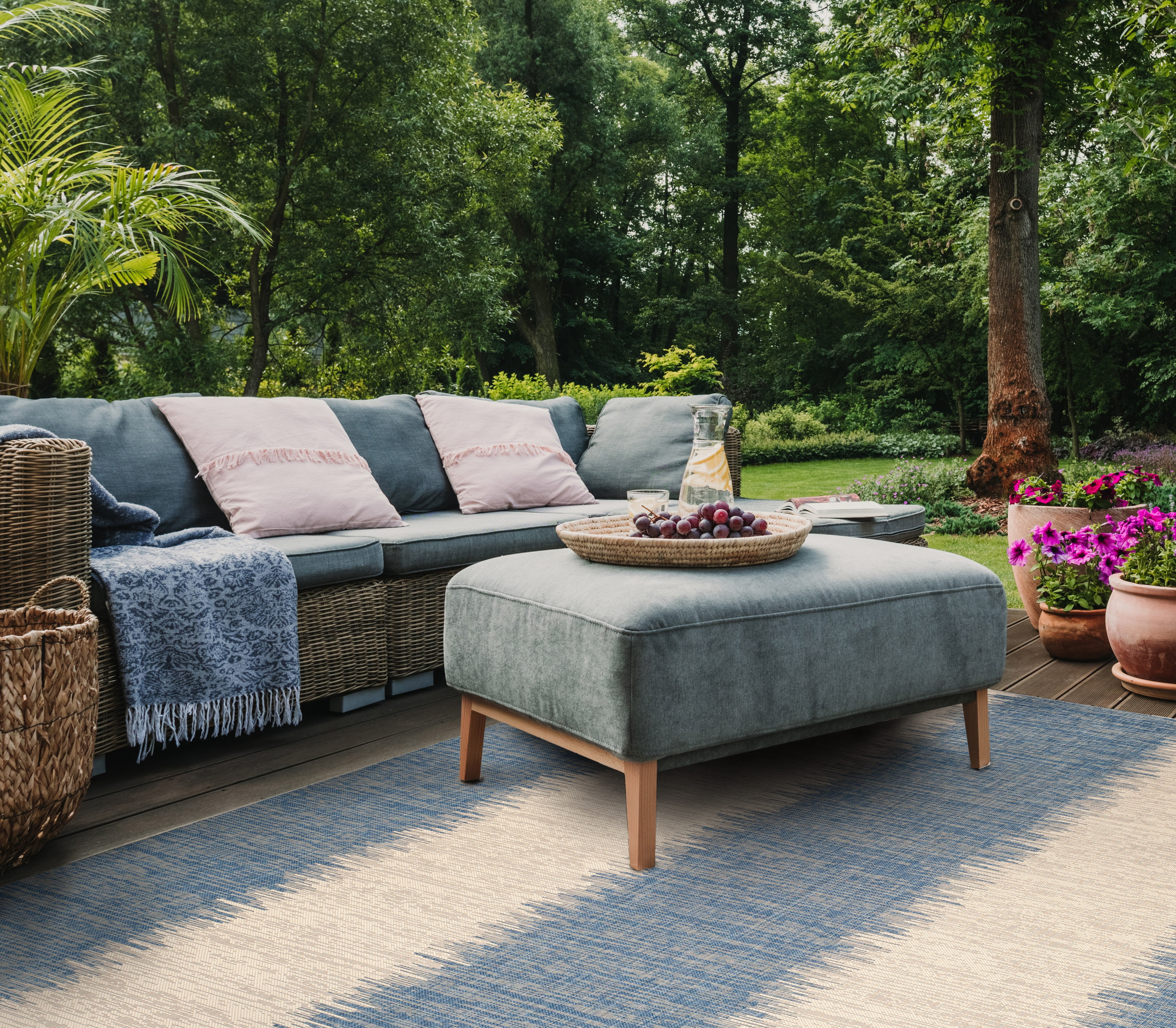 SAFAVIEH Courtyard Alexa Striped Indoor/Outdoor Area Rug, Beige/Blue, 5'3" x 7'7"