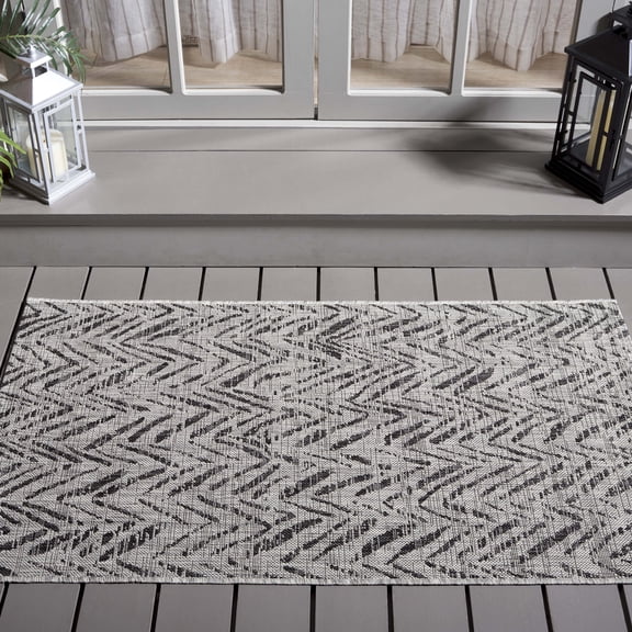 SAFAVIEH Courtyard Alfonso Chevron Indoor/Outdoor Area Rug, Grey/Black, 2'7" x 5'