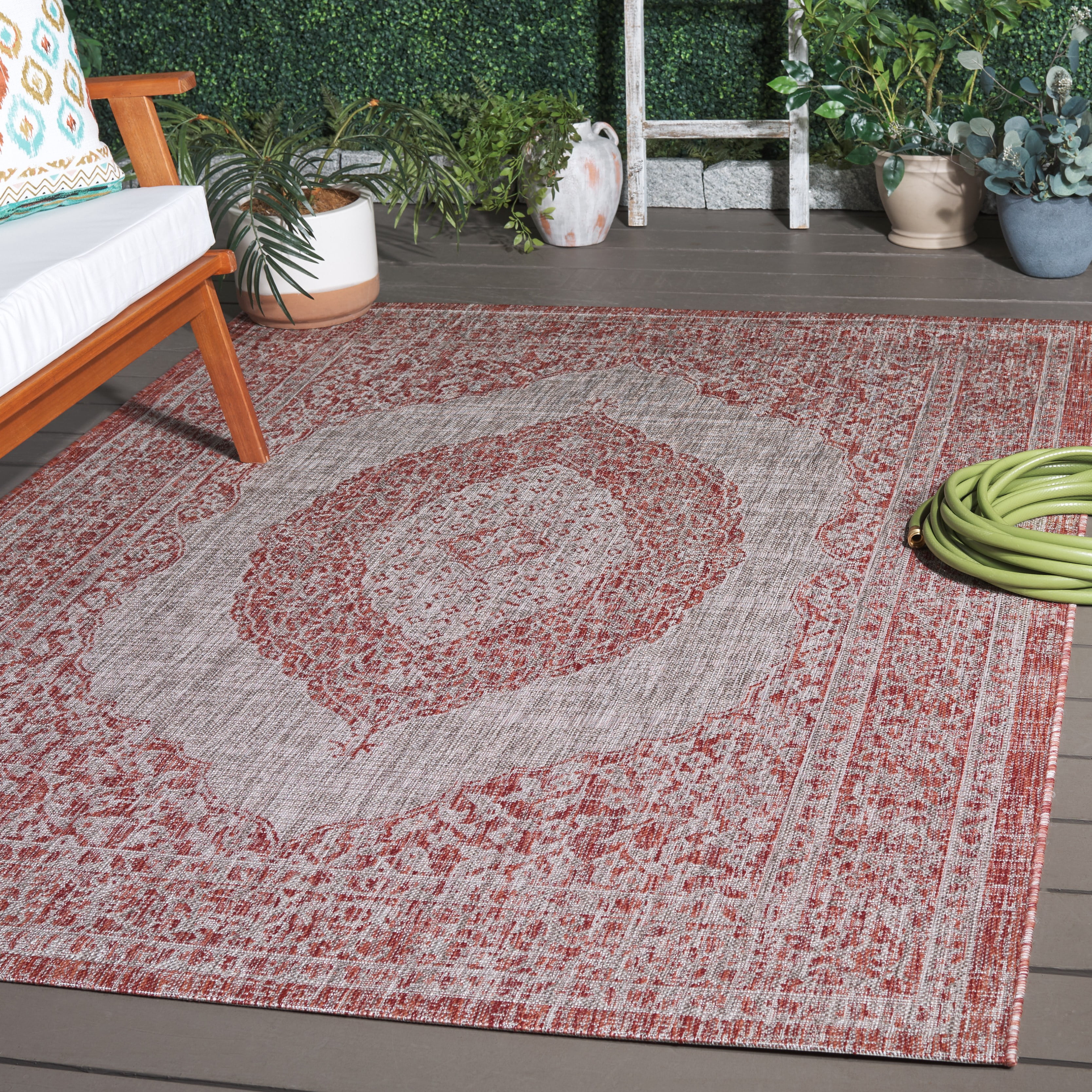 Ahvi Rug SAFAVIEH Courtyard Avi Traditional Indoor/Outdoor Area Rug, 4' x 5'7 ...