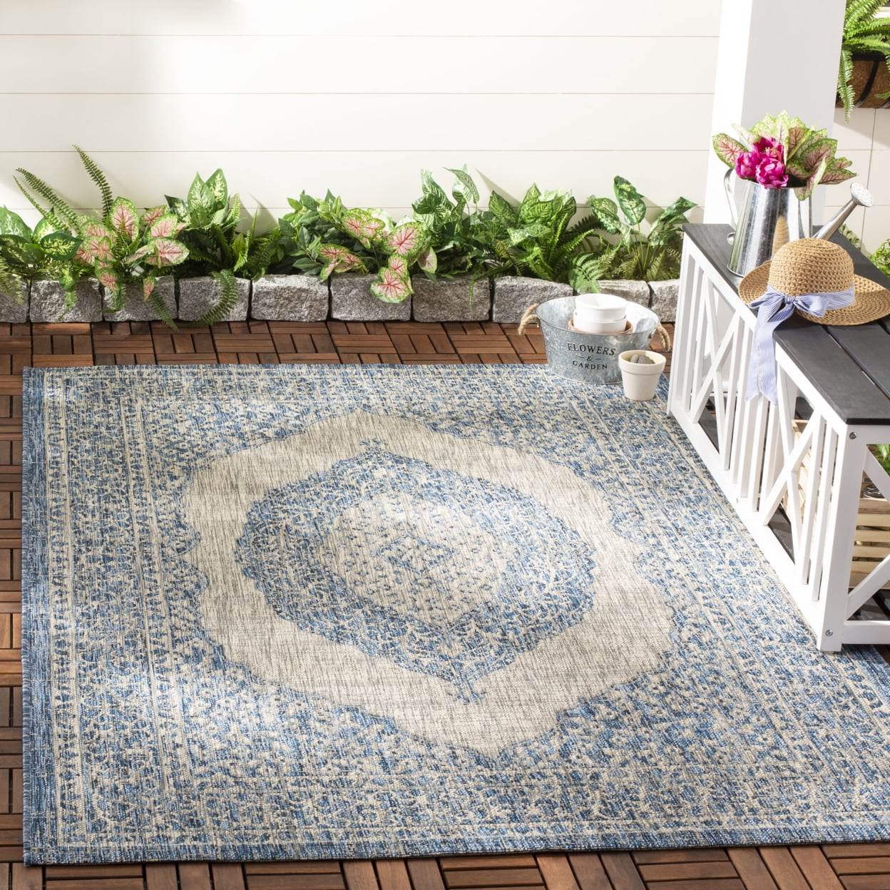 Ahvi Rug SAFAVIEH Courtyard Avi Traditional Indoor/Outdoor Area Rug, 6'7