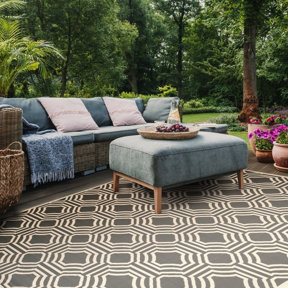 Safavieh Courtyard Brooklyn Geometric Indoor/Outdoor Area Rug, Anthracite/Beige, 6'7" x 9'6"