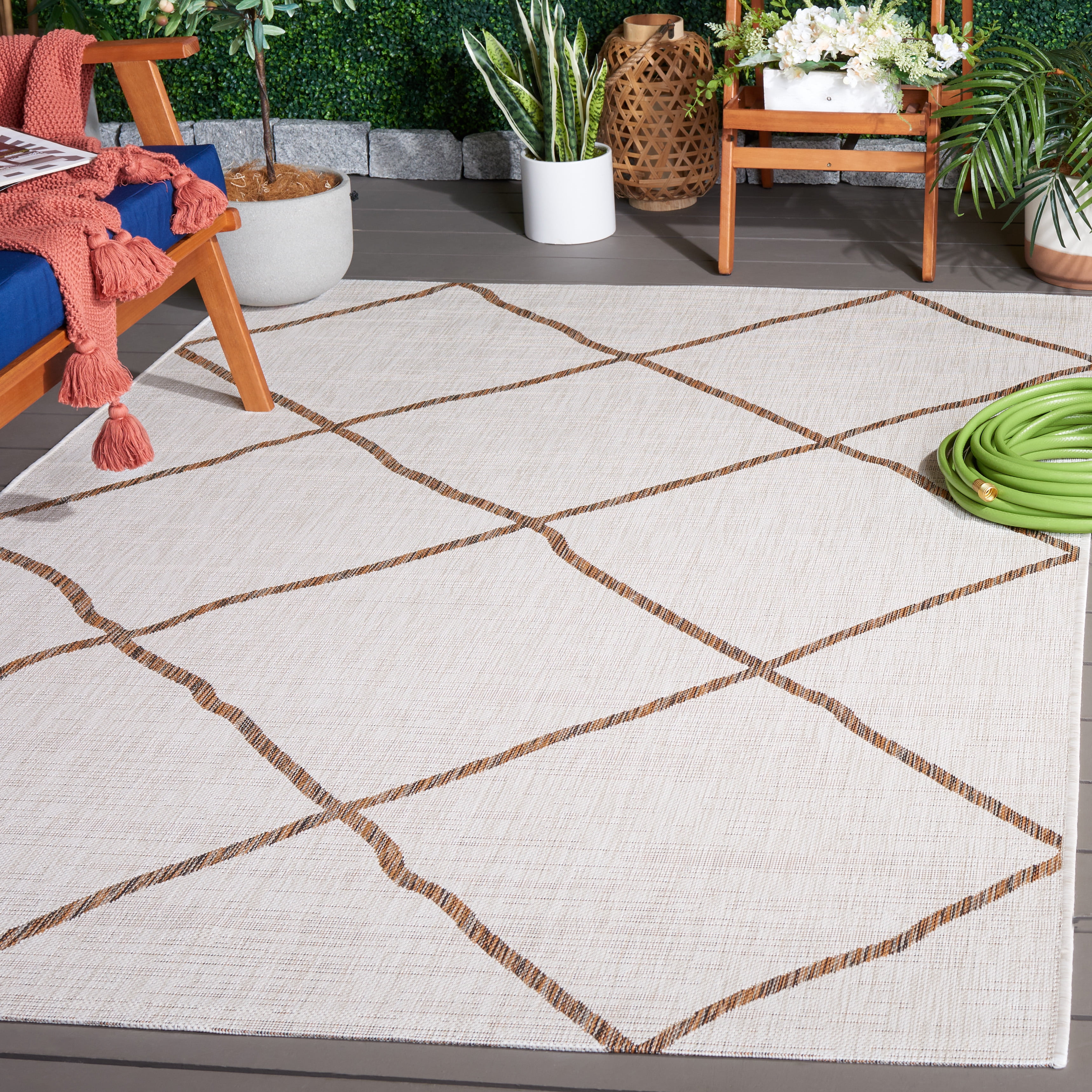 SAFAVIEH Courtyard Cohen Diamond Indoor/Outdoor Area Rug, Ivory/Brown, 4' x 5'7"
