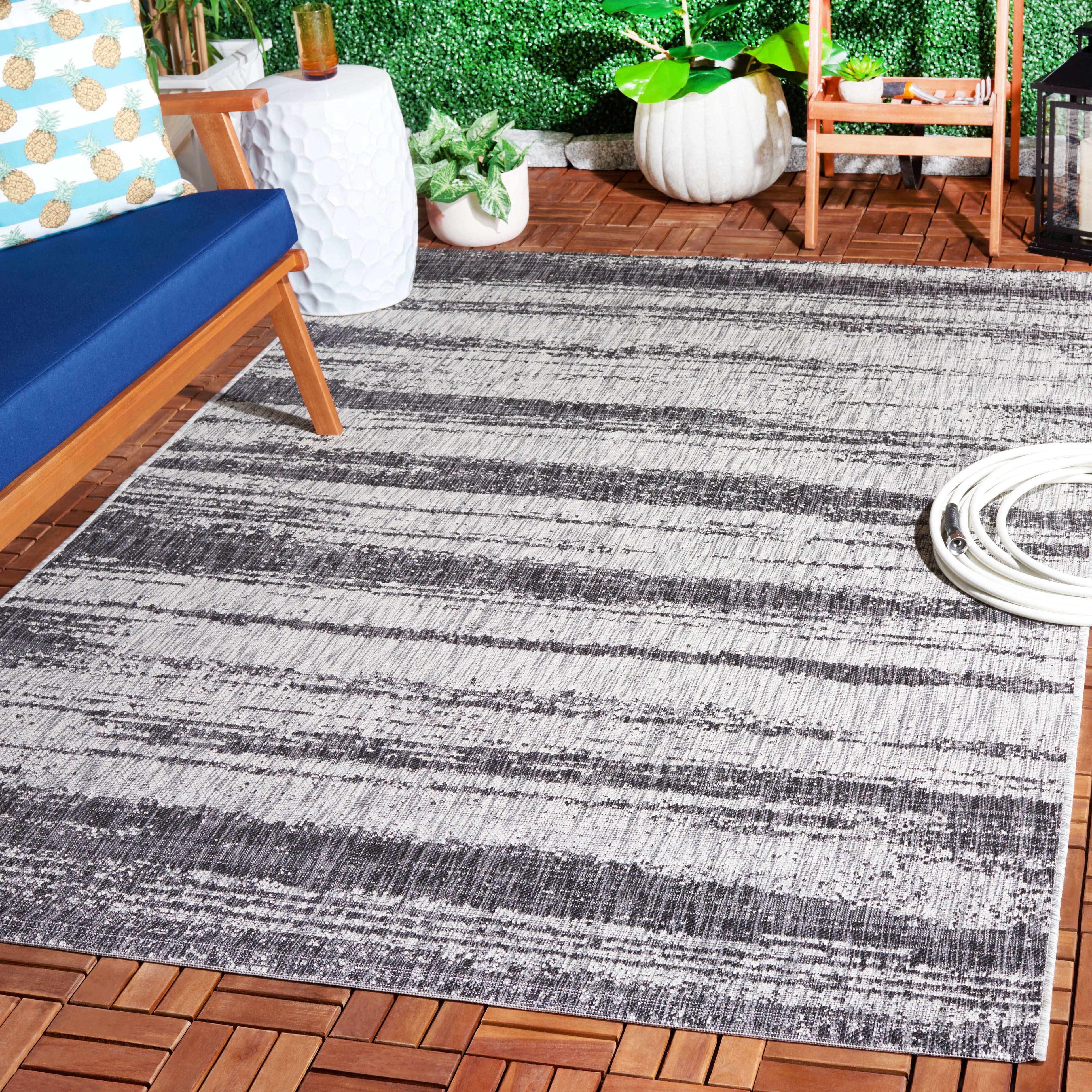 Safavieh Courtyard Jannah Abstract Indoor/Outdoor Area Rug, Gray/Black, 5'3" x 7'7"