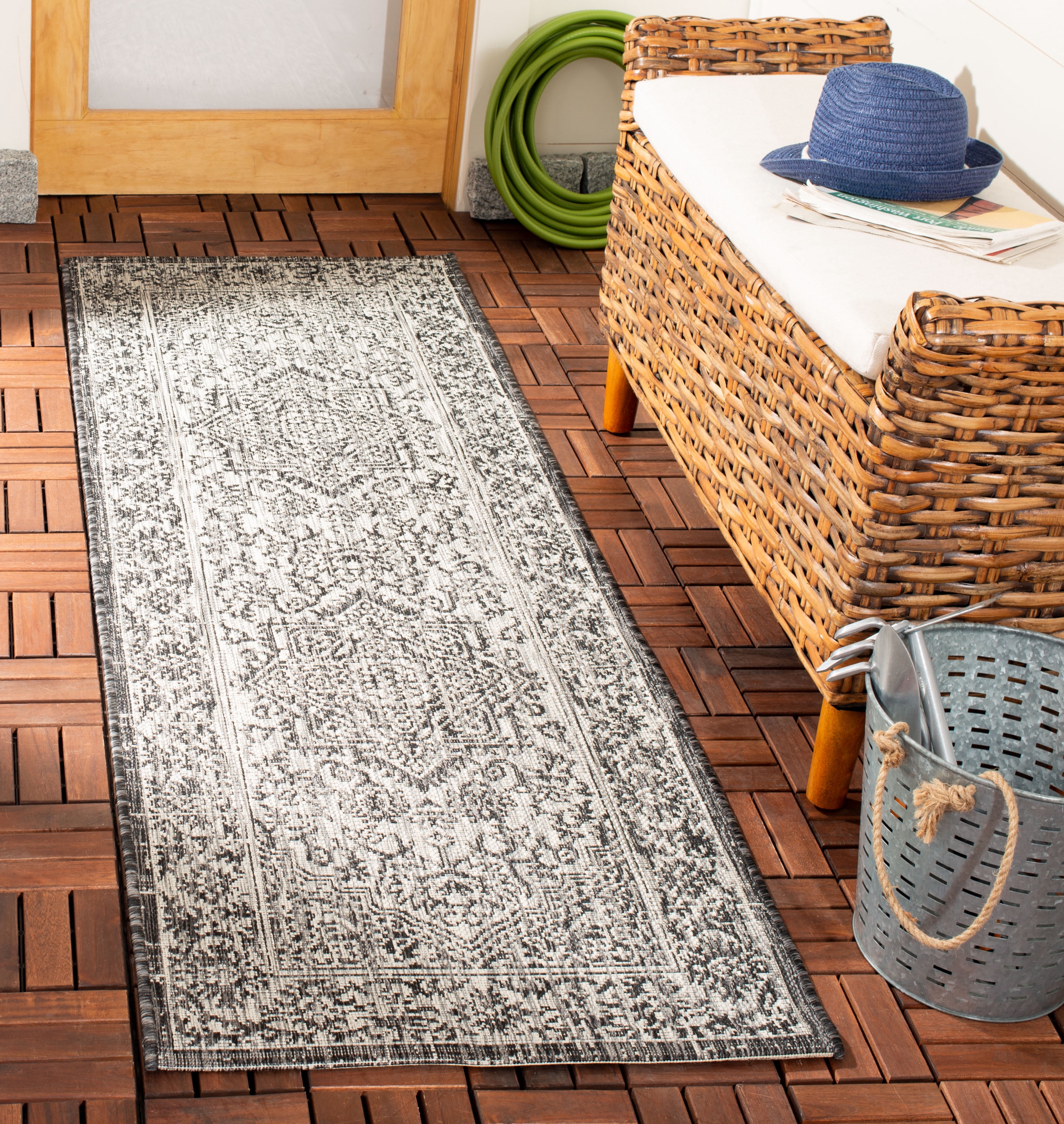 SAFAVIEH Courtyard Joey Medallion Indoor/Outdoor Runner Rug, Slate/Grey, 2'3" x 8'