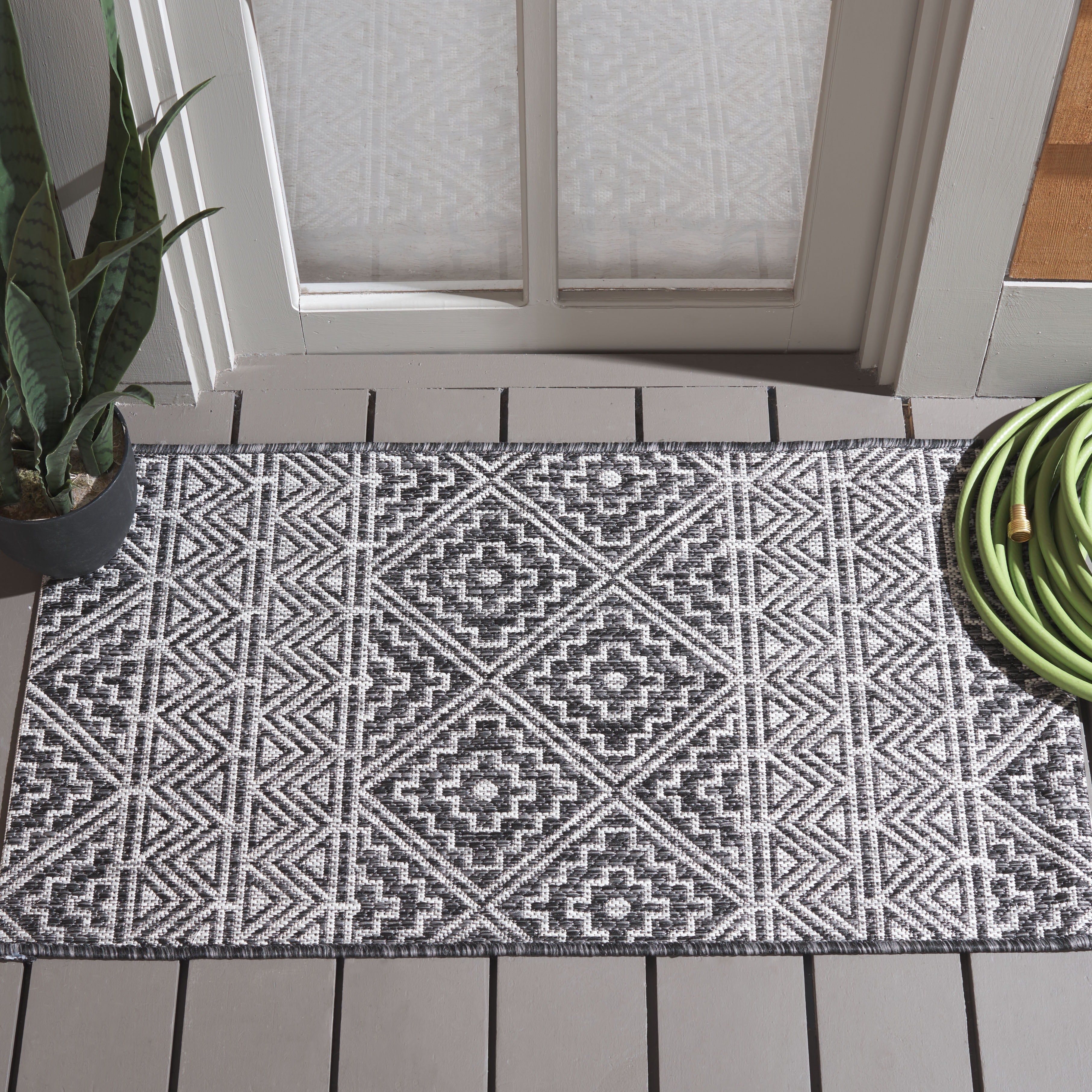SAFAVIEH Courtyard Karen Geometric Indoor/Outdoor Area Rug, Black/Grey, 2' x 3'7"
