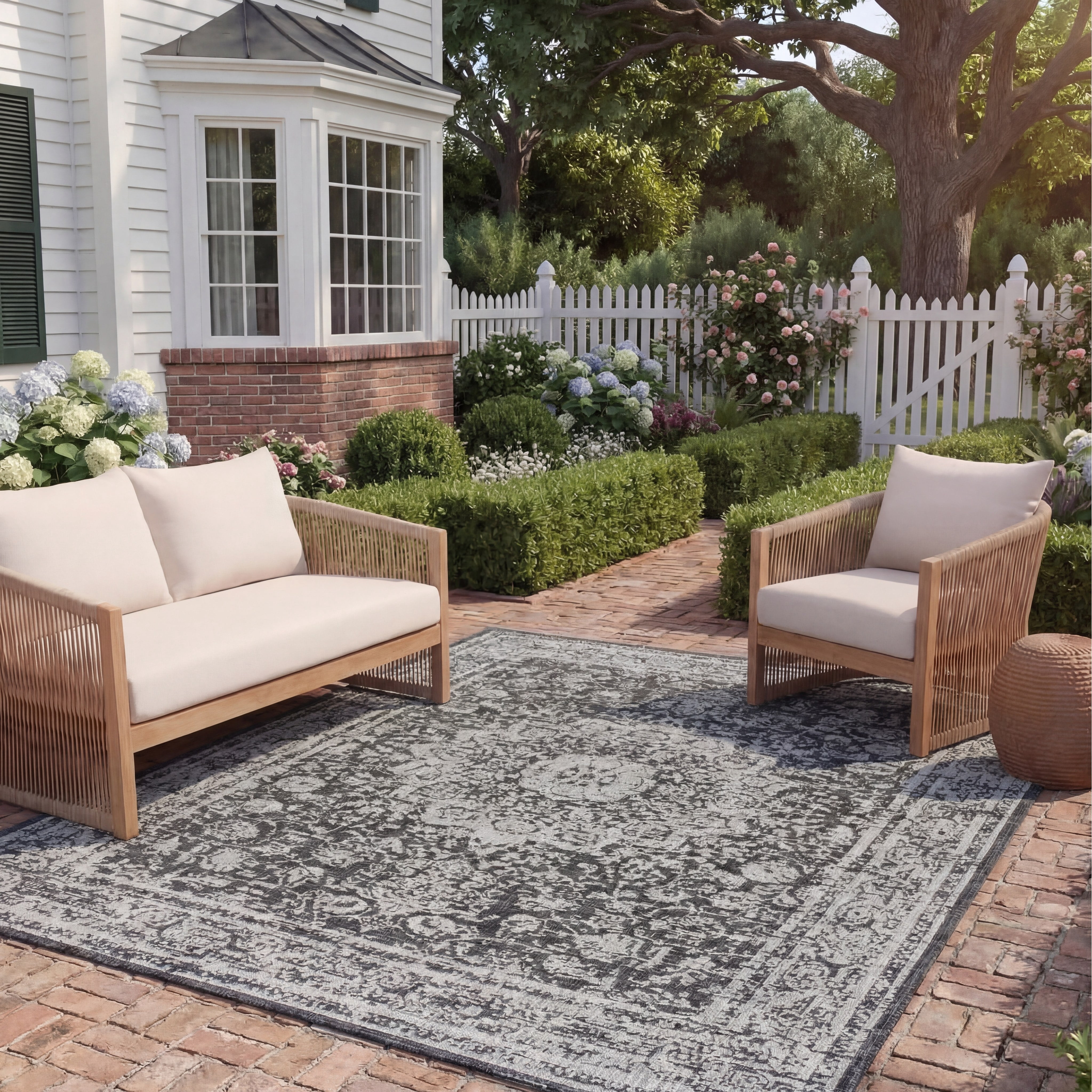 Safavieh Courtyard Rupert Medallion Indoor/Outdoor Area Rug, Gray/Black, 6'7" x 9'6"