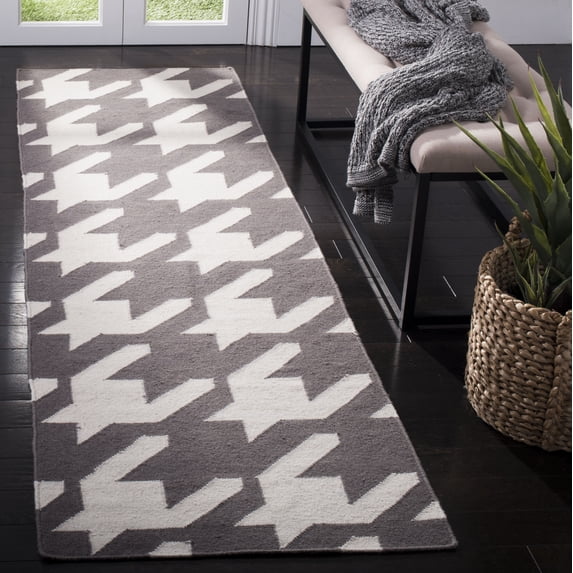 Safavieh Dhurries Tara Geometric Runner Rug, Gray/Ivory, 2'6" x 6'