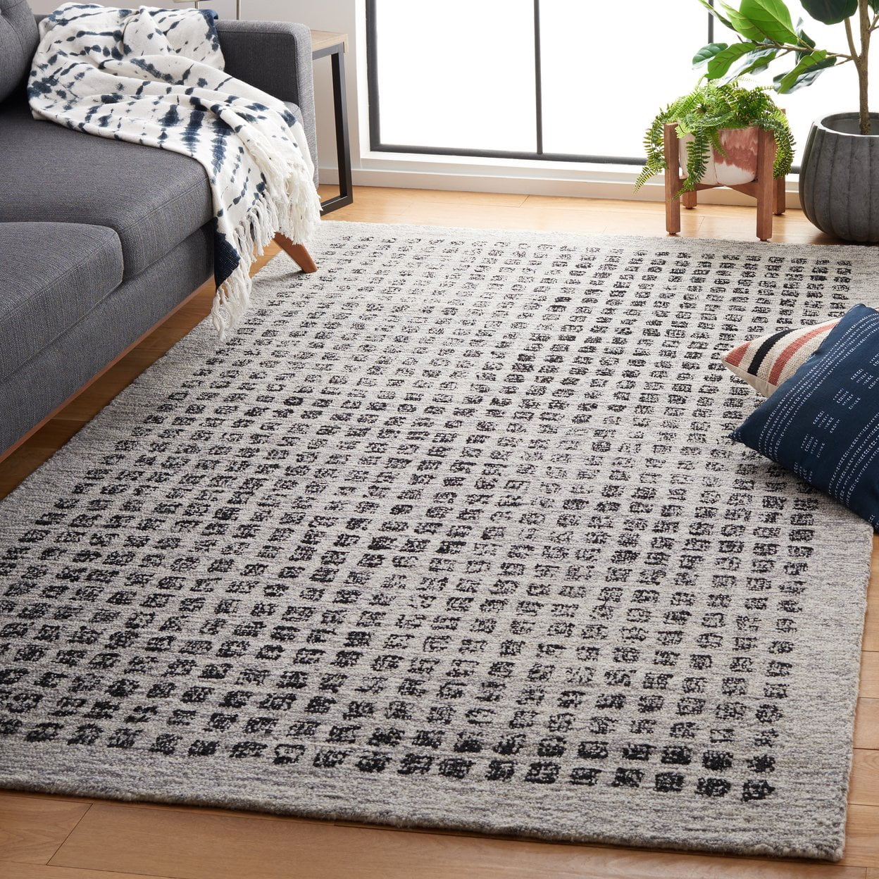 Handmade Silver and Black Wool Tufted Runner Rug, 108" x 27"