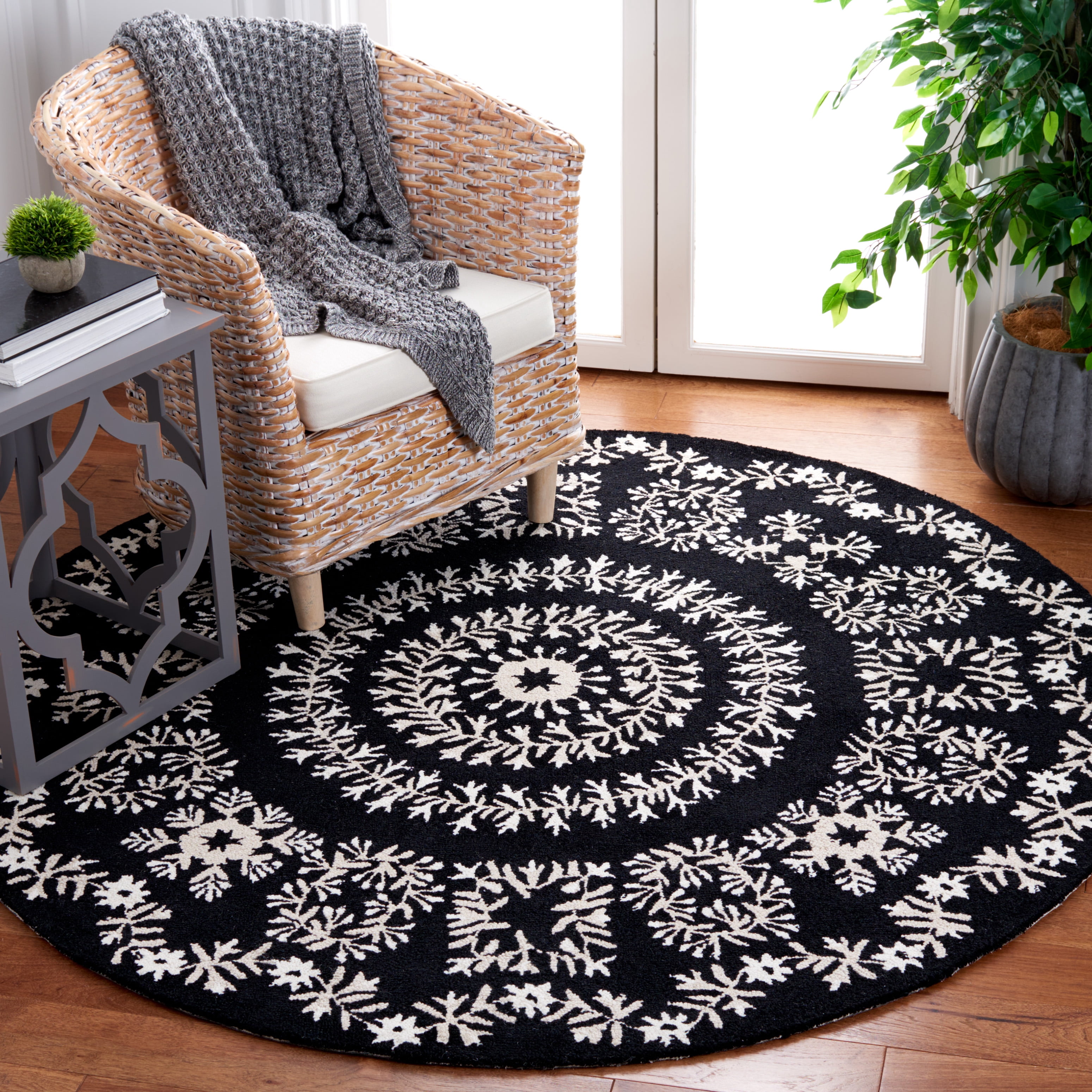 Safavieh Empire Janetta Medallion Area Rug, Black/Ivory, 6' x 6' Round
