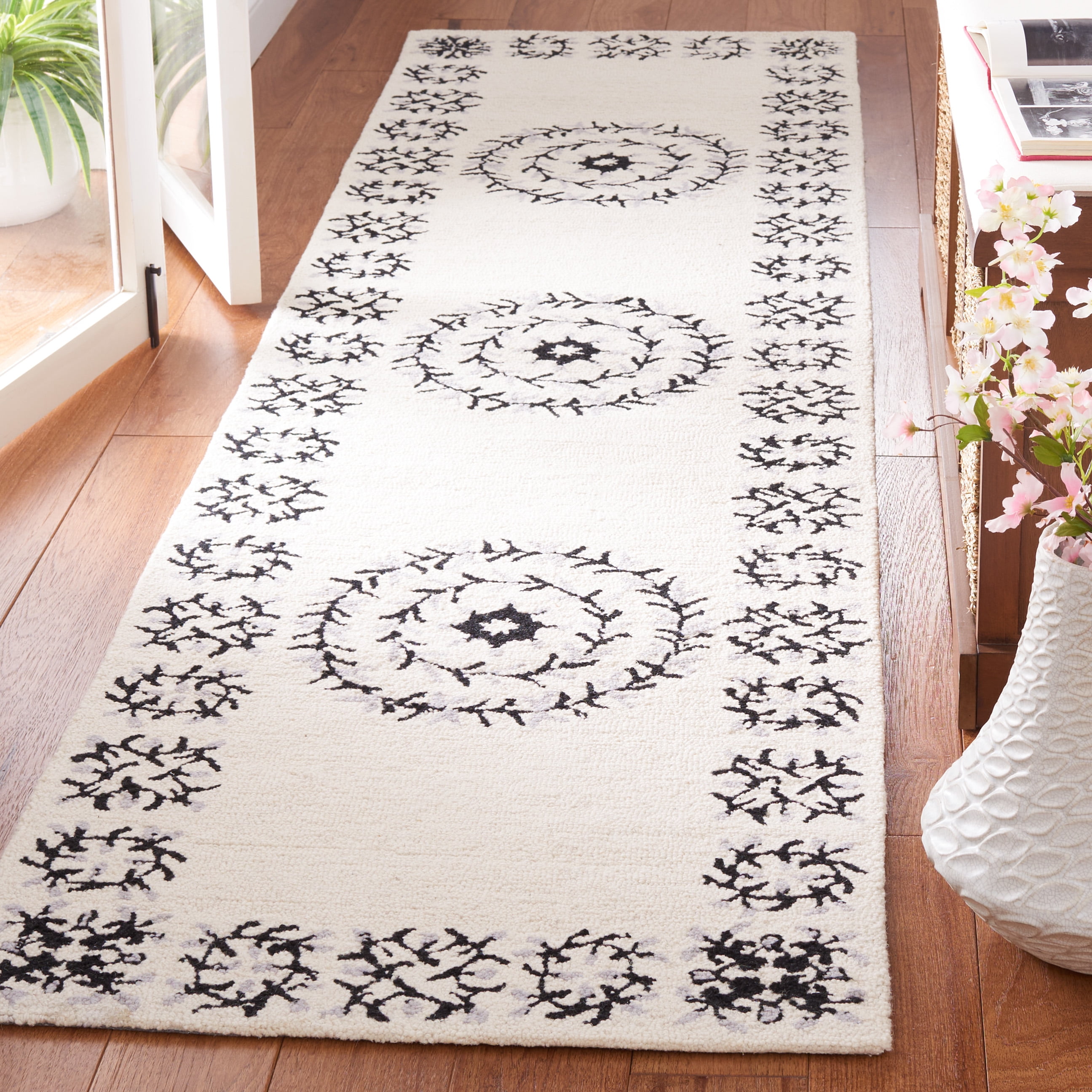 Safavieh Empire Janetta Medallion Runner Rug, Ivory/Black, 2'3" x 9'