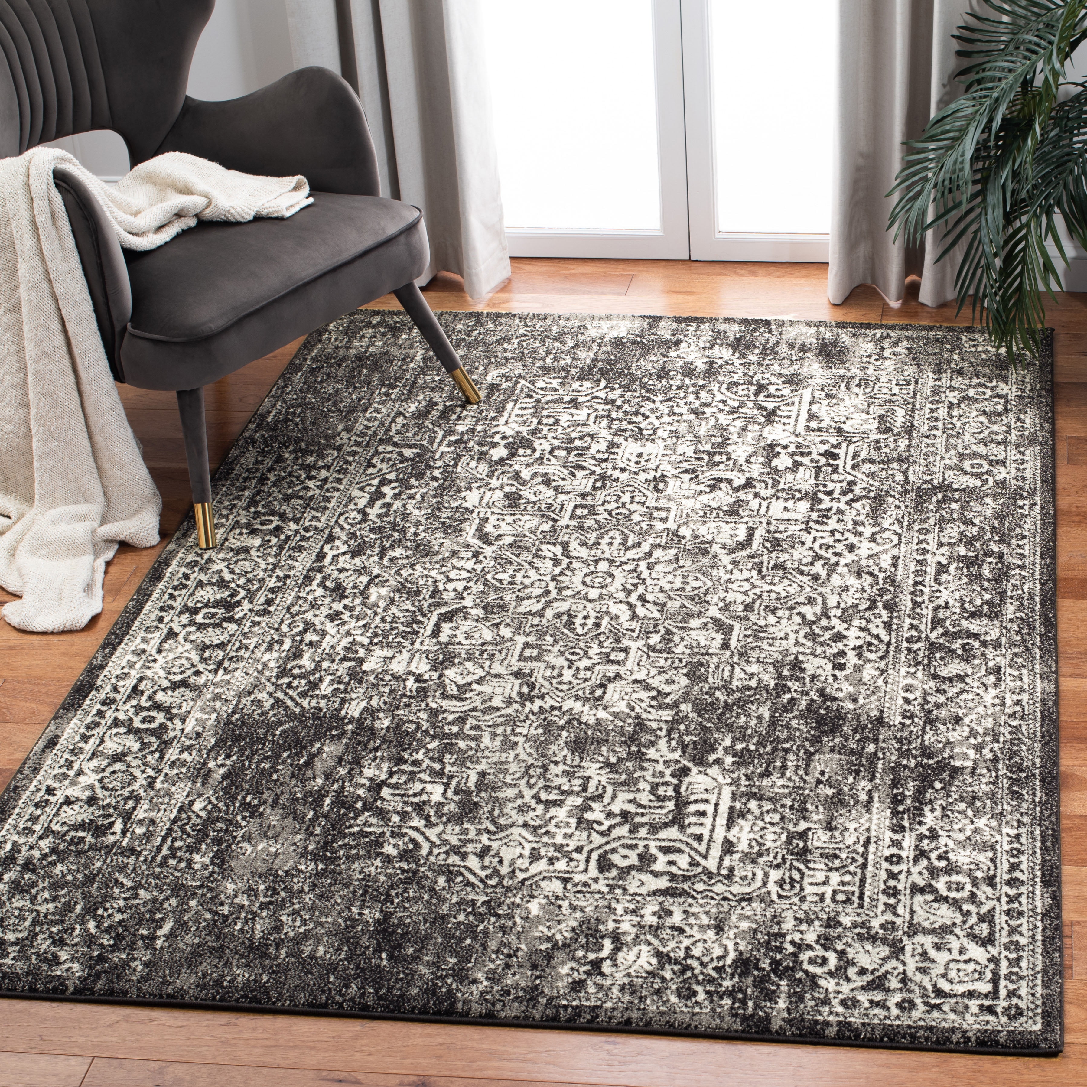 SAFAVIEH Area Rug 5'3"x7'6" - Evoke Collection - Traditional Design, Black & Grey, Non-Shedding & Easy Cleaning, Ideal for Living Room, Bedroom, Dining Space